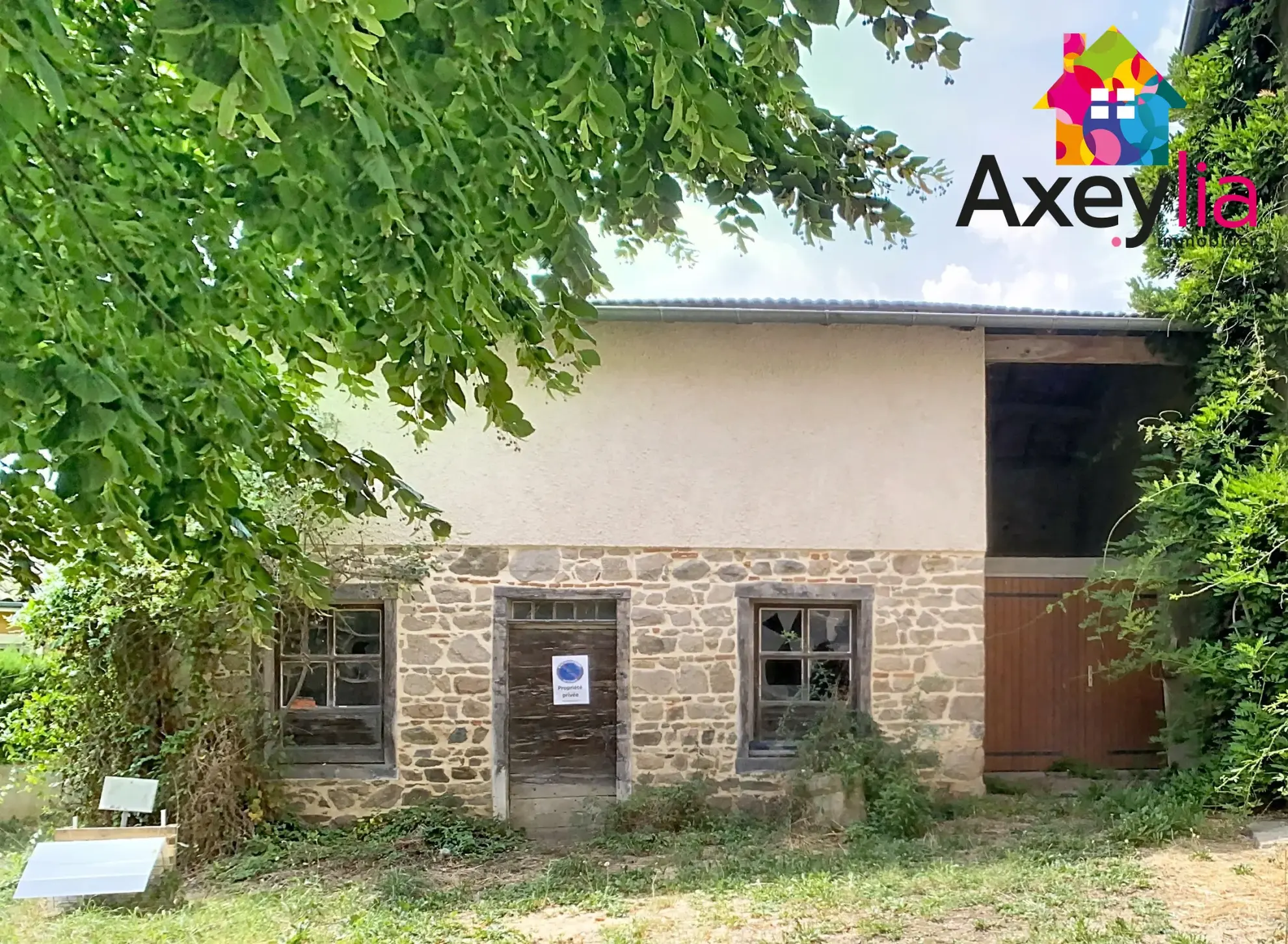 Grande grange en pierres de 80 m² avec garage et terrain à Panissières