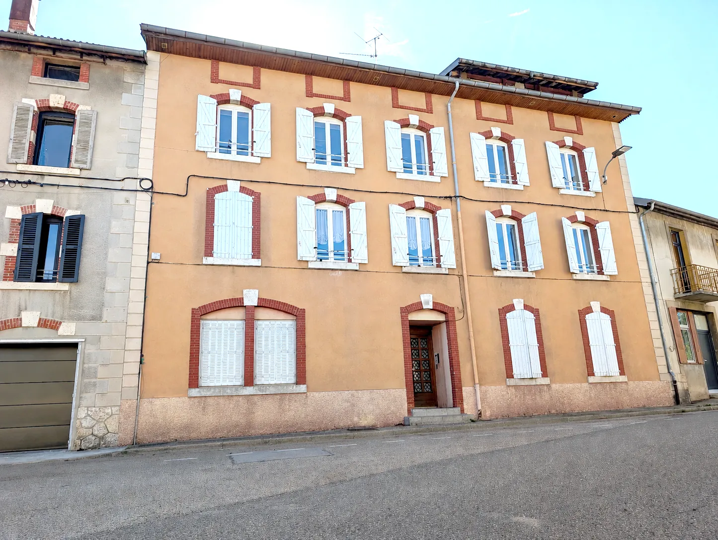 Bel appartement T3 lumineux à Oyonnax de 77 m² avec cave et stationnement