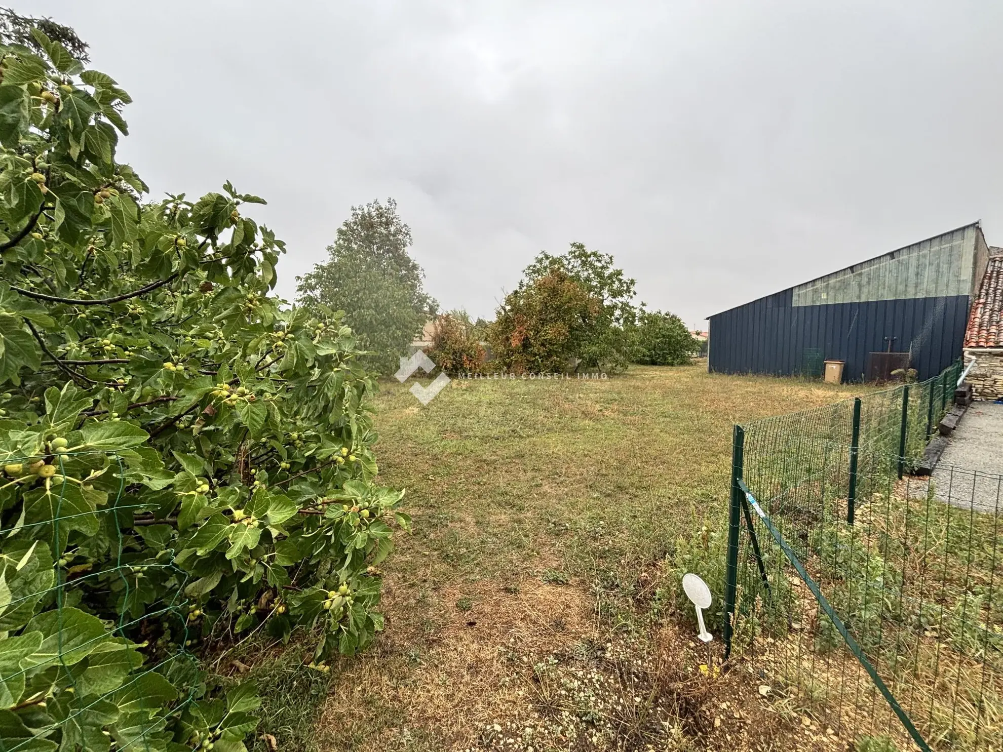 Terrain constructible à vendre à Yversay avec hangar, emplacement privilégié
