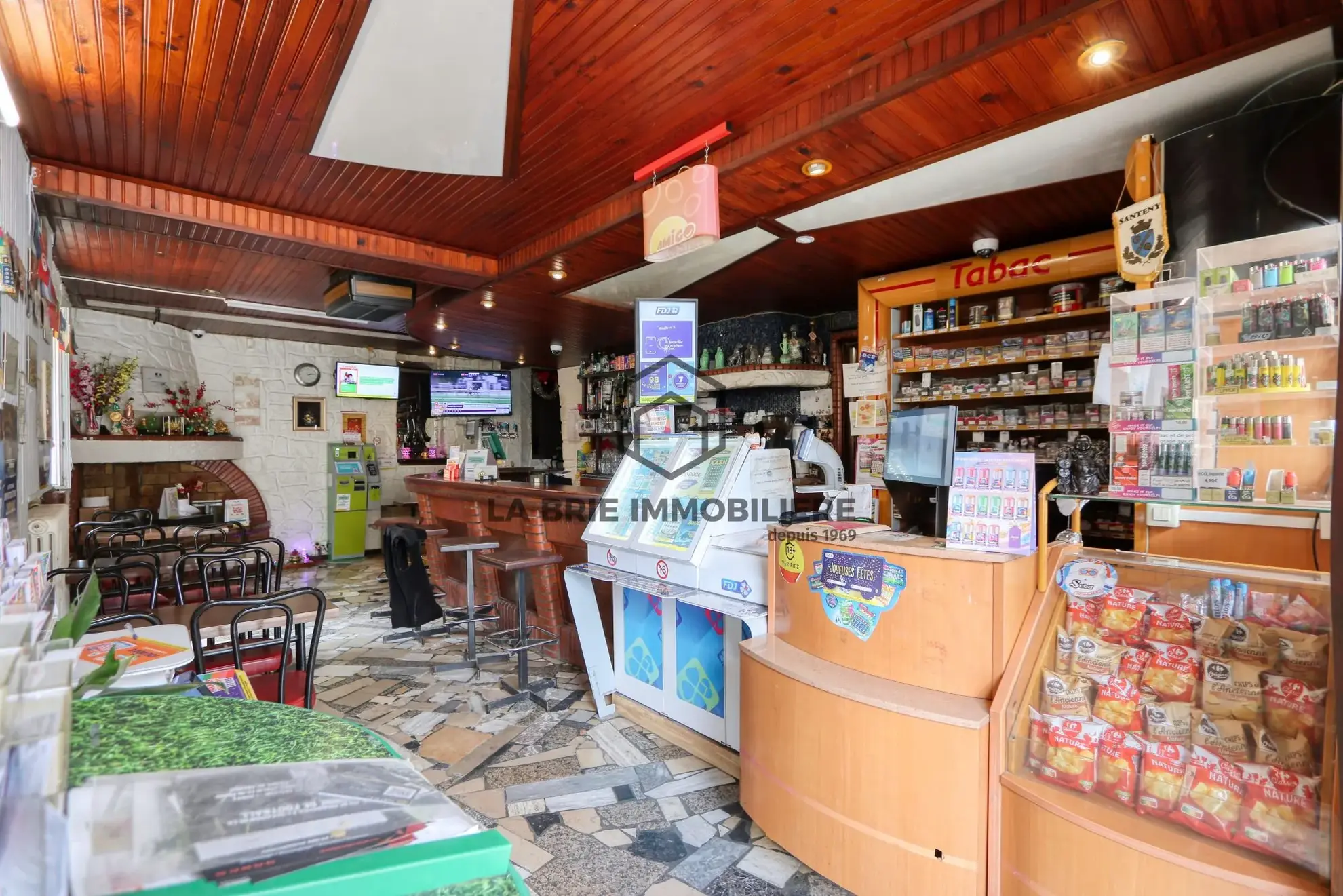 Murs commerciaux à Santeny de 190 m², emplacement stratégique idéal pour investisseur 