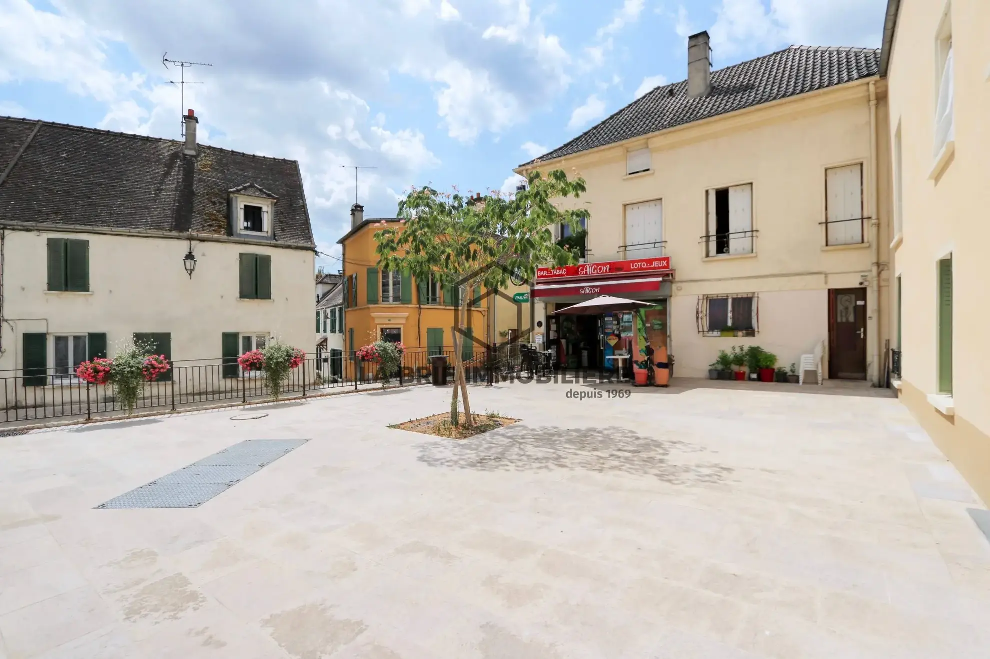 Murs commerciaux à Santeny de 190 m², emplacement stratégique idéal pour investisseur 