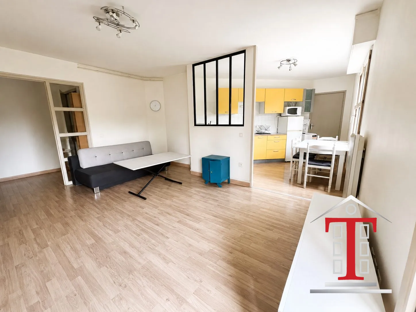 Séjour avec cuisine ouverte aménagée Appartement 2 pièces à Angers Madeleine, loué meublé avec parking privé et balcon