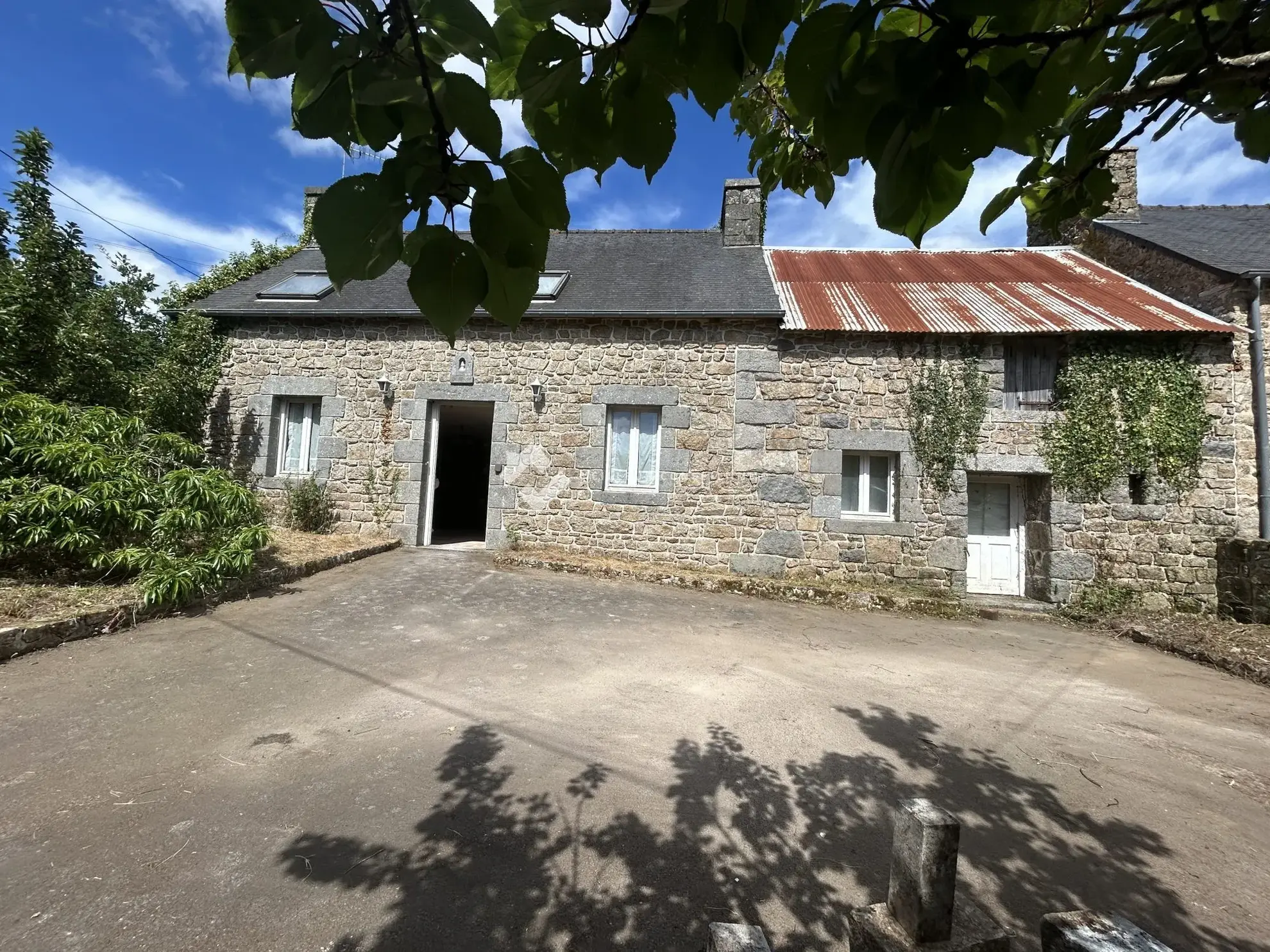 Maison en pierre à rénover avec grand terrain — Saint-Julien, proximité Saint-Brieuc 