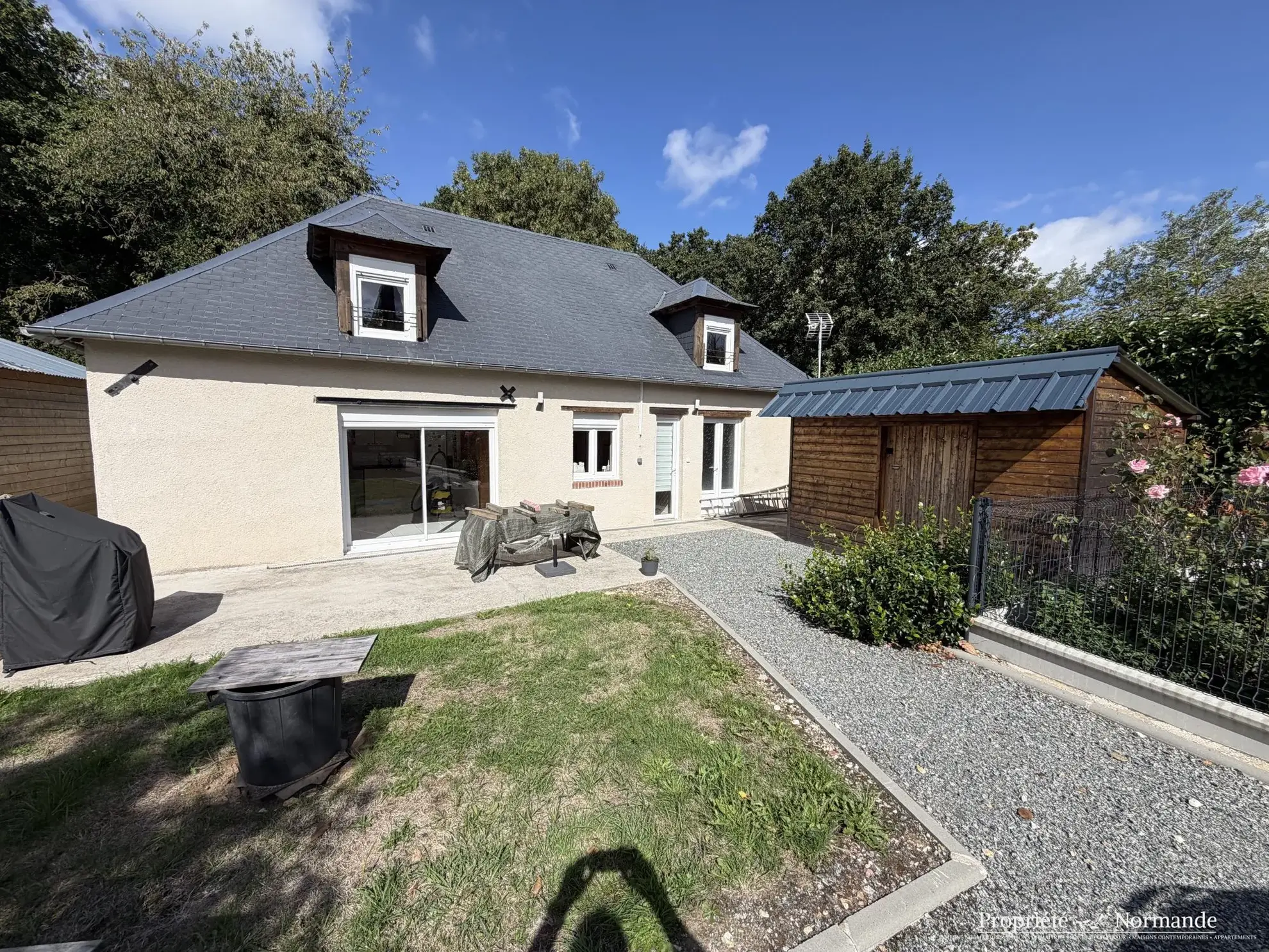 Maison rénovée avec terrasse et parking à Pont-Audemer - Idéalement située