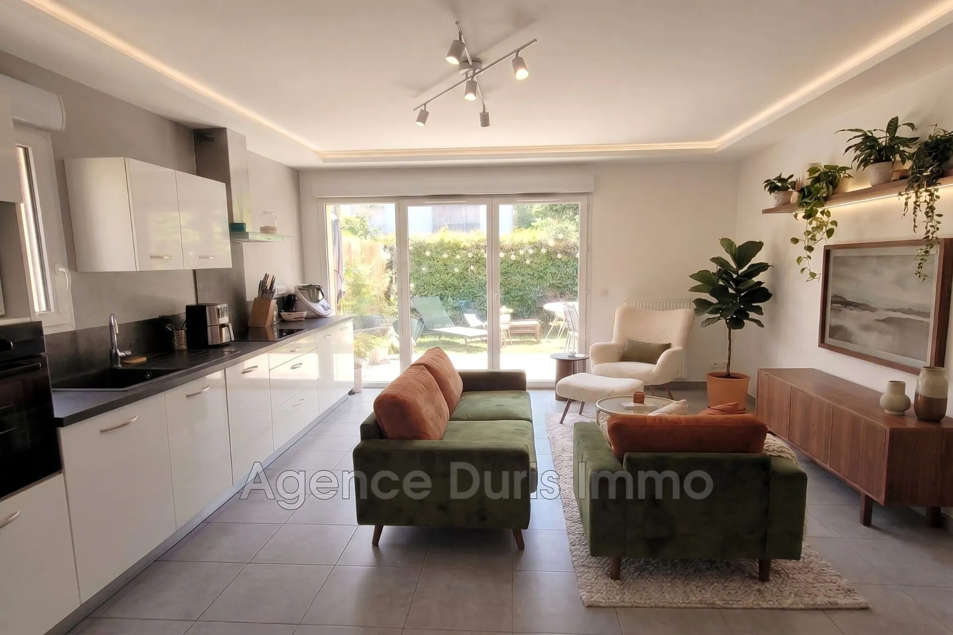 Appartement T3 en Rez-de-Jardin à Pessac avec Double Terrasse et Parking Privé