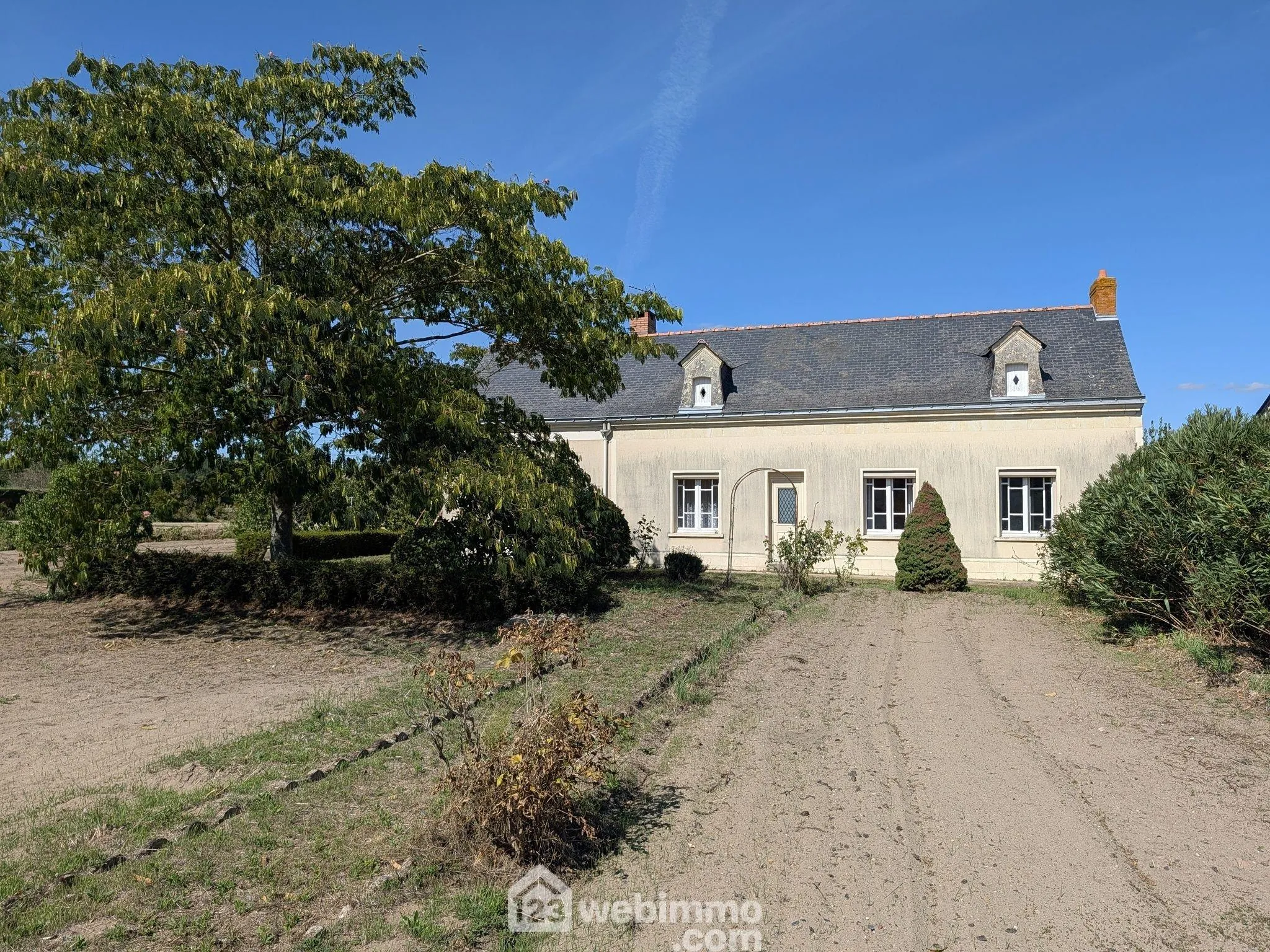 Maison de plain-pied de 146 m² à Corné avec grand terrain et dépendances