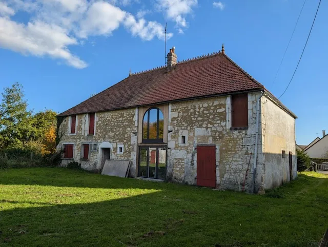 A vendre propriété de deux maisons avec dépendances et terrain de 1,5 hectare dans le Perche
