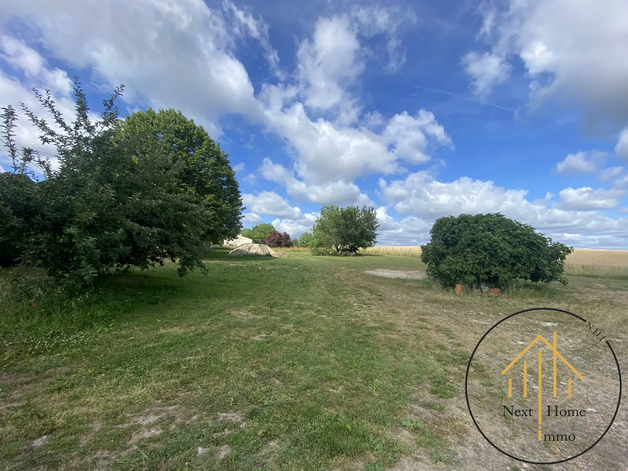 Terrain constructible de 2500 m² à Yviers, proche Chalais