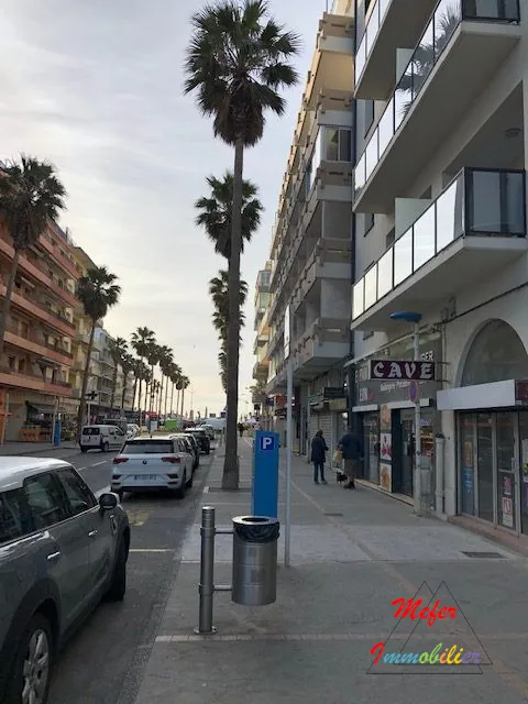Location Commerciale à Canet plage - 38 m² avec Mezzanine dans emplacement privilégié