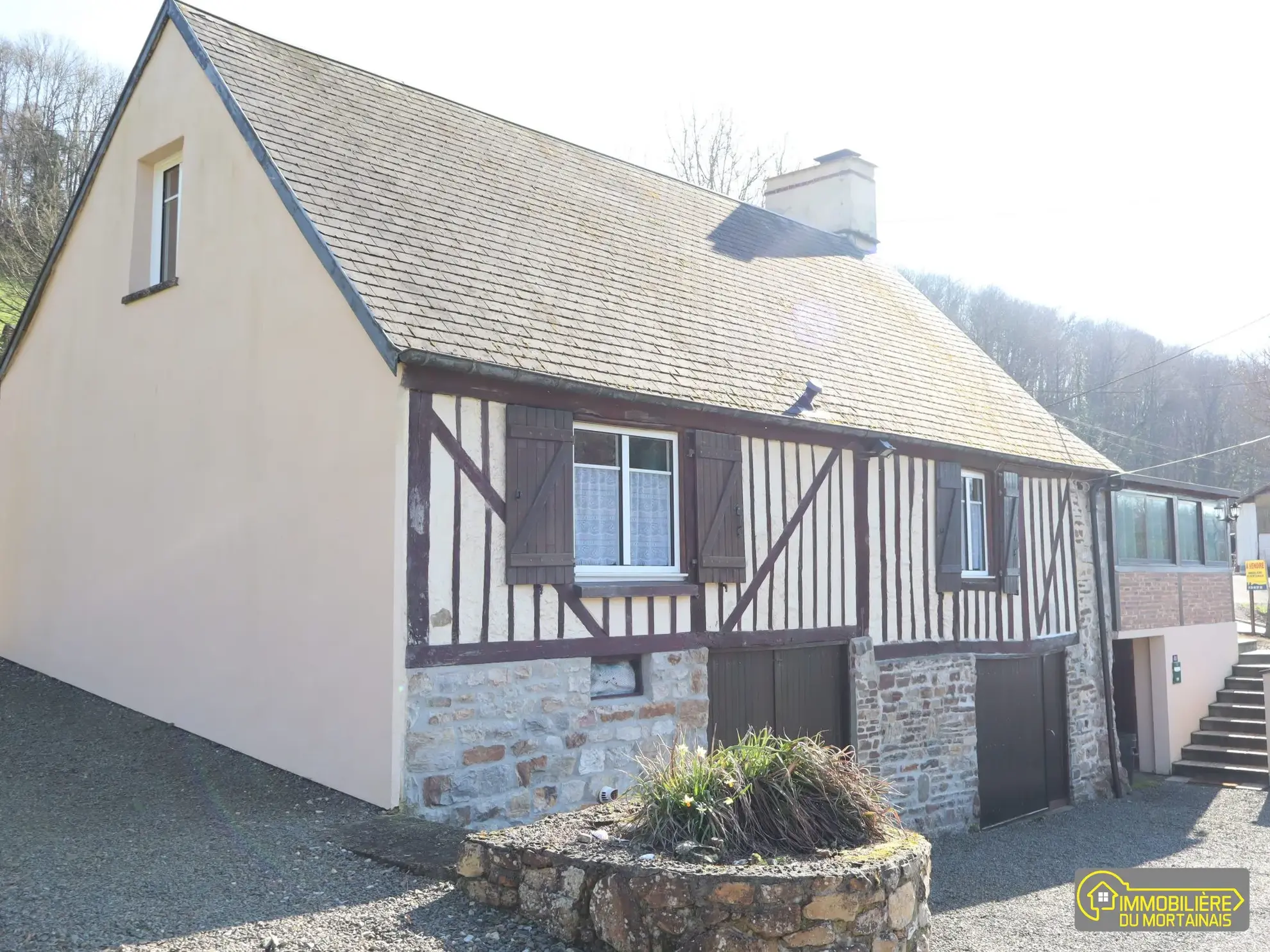 Maison à vendre à Mortain-Bocage avec 4 chambres, terrain de 1,28 ha et cheminée