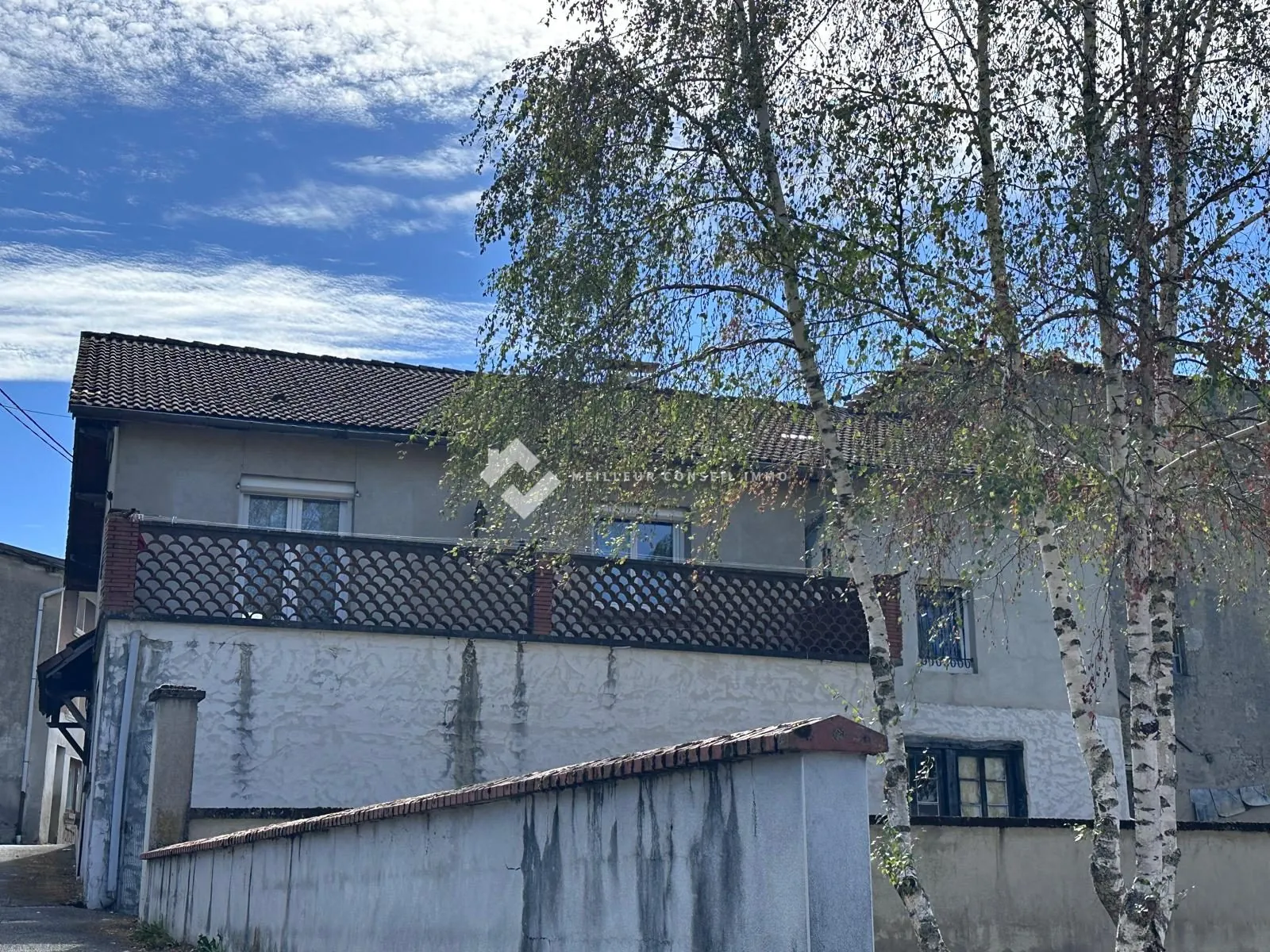 Ensemble immobilier avec maison principale, combinant plain-pied, combles aménageables et maison T3 à La Monnerie-le-Montel