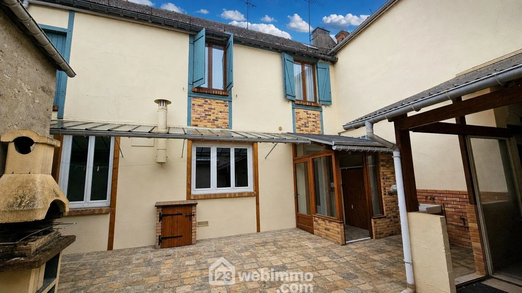 Maison de 145 m² à Tousson avec dépendances et jardin, potentiel d'aménagement