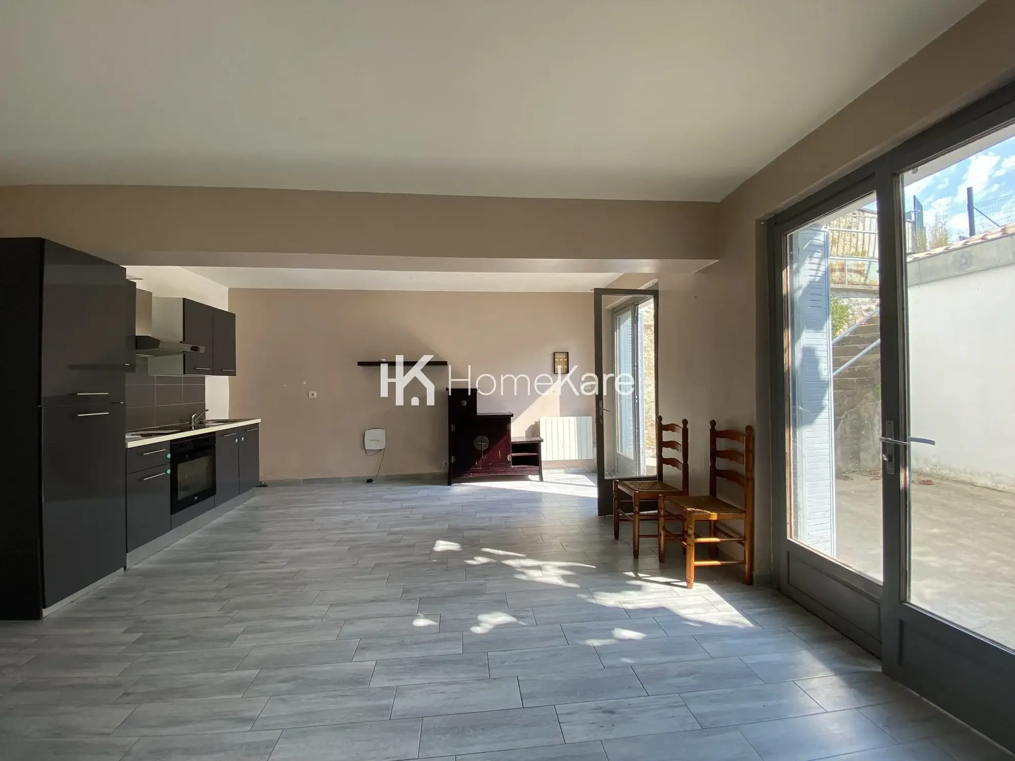 Maison 4 pièces avec terrasse et stationnement à La Réole, investissement idéal 