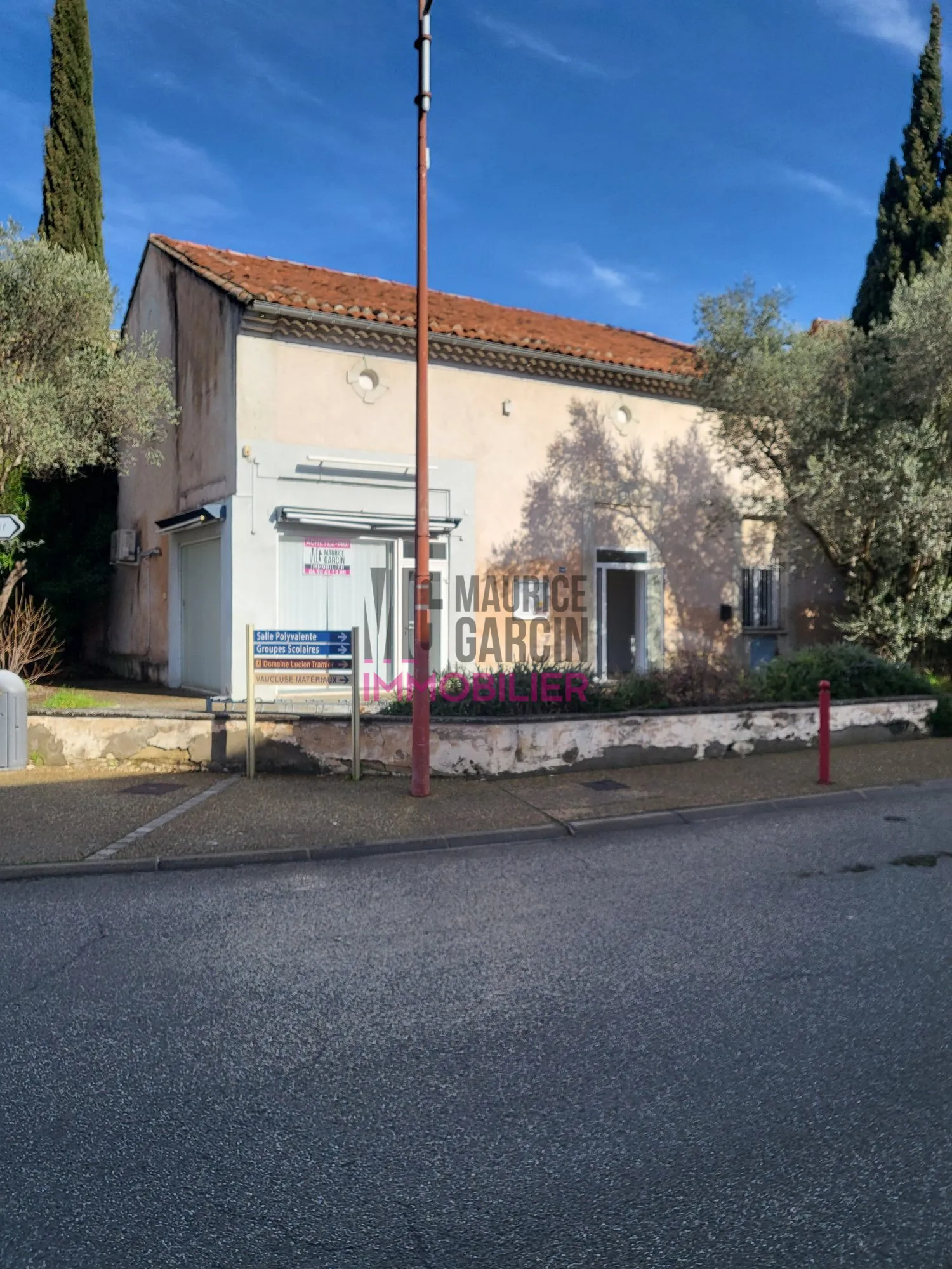 Local commercial avec grande terrasse au centre-ville de Jonquières - Opportunité rare