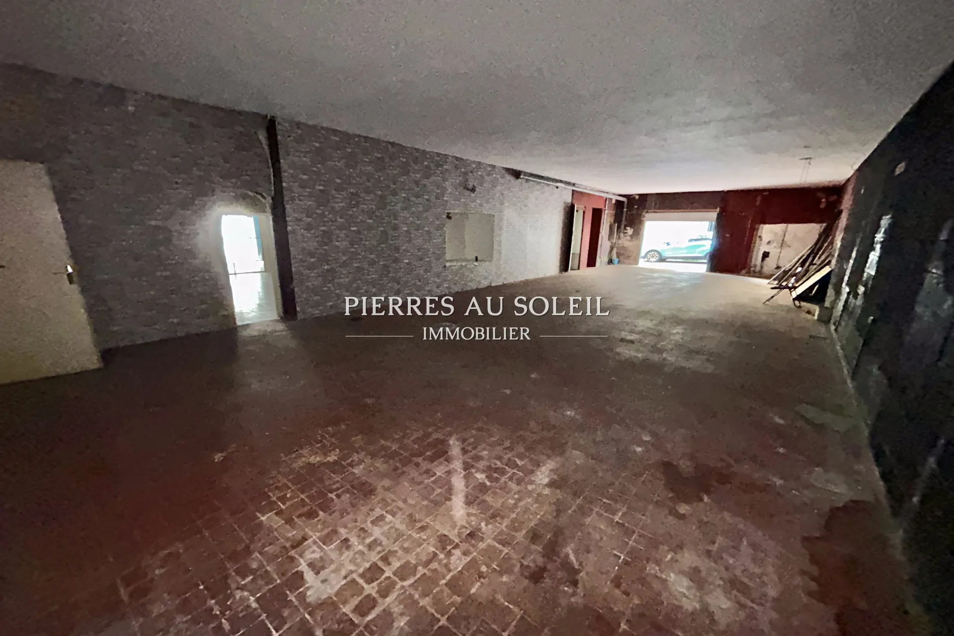 Grand garage à vendre à Bédarieux avec mezzanine et accès facile