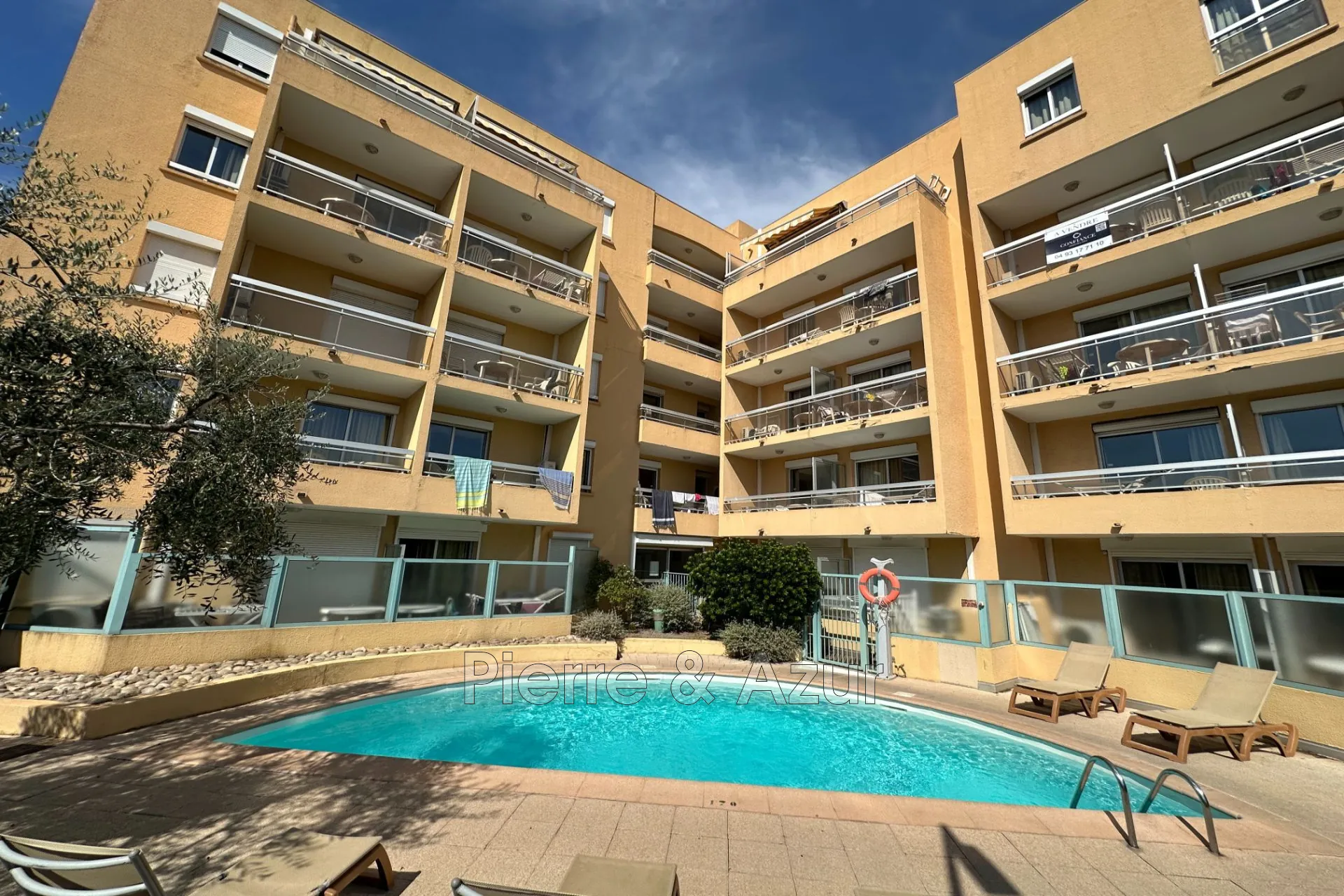 Studio meublé à vendre à Juan-les-Pins avec piscine et forte rentabilité