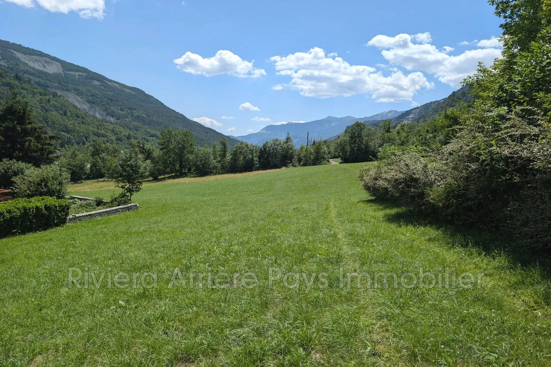 Terrain constructible de 600 m² à Entraunes avec vue dégagée et exposition sud