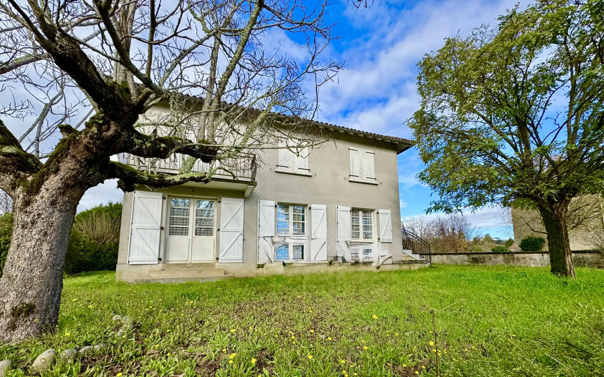 Maison de campagne avec dépendances et grand terrain arboré à Pechs de l'Espérance