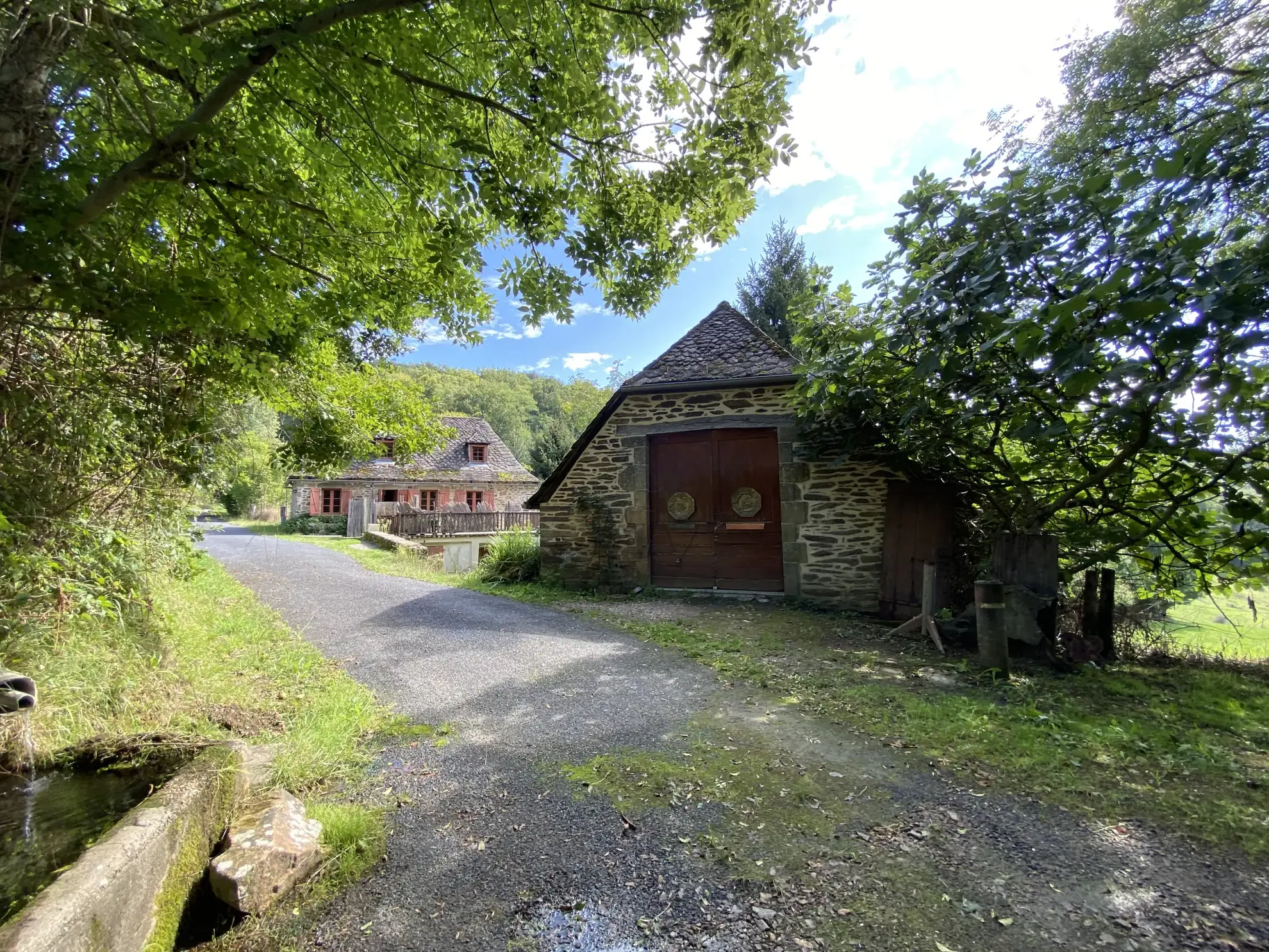 Ensemble en pierre à Altillac avec maison et grange à rénover