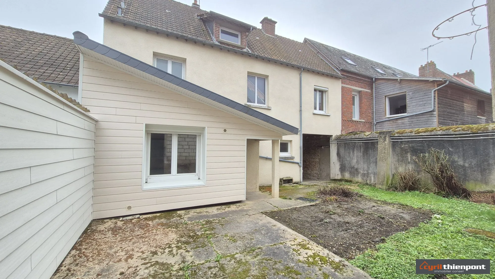 Maison 3 Chambres avec Jardin et Dépendance à Longpré-les-Corps-Saints