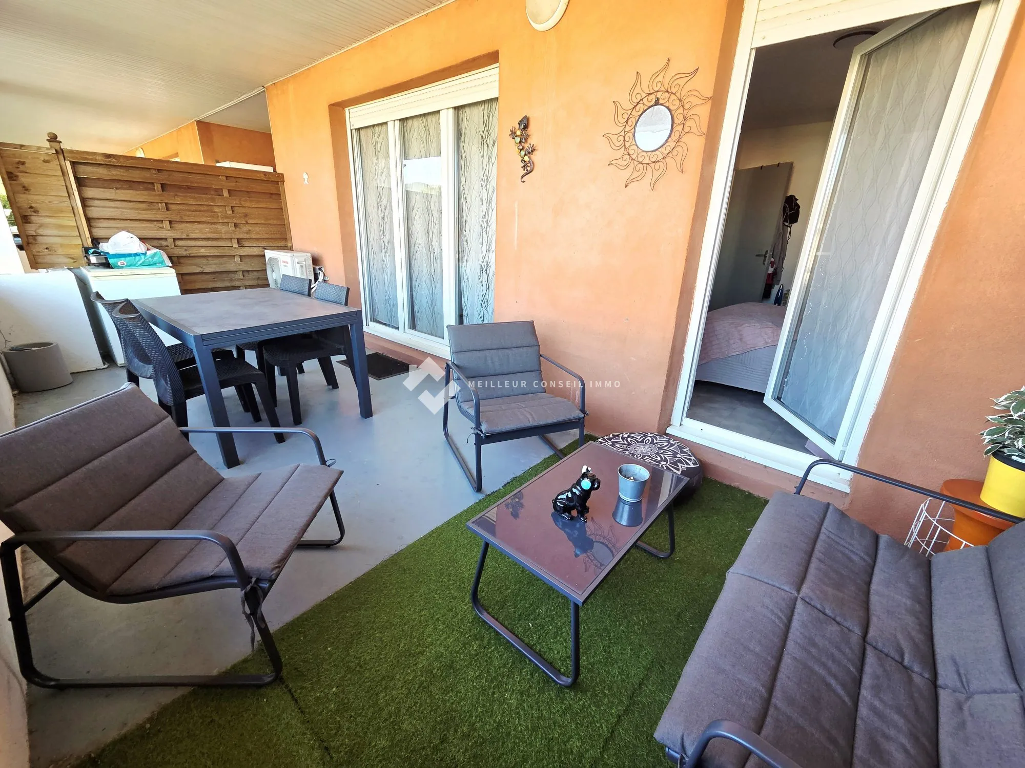 terrasse 15m2 Appartement T2 avec deux terrasses, piscine et parking sécurisé à Trets