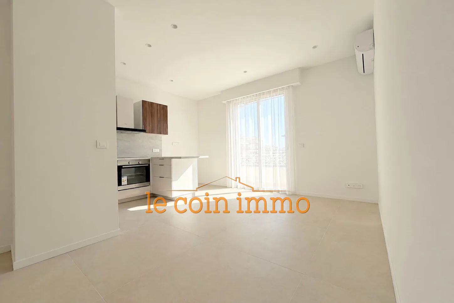 Vente d'un appartement rénové de 42 m² à Antibes avec terrasse et parking privé