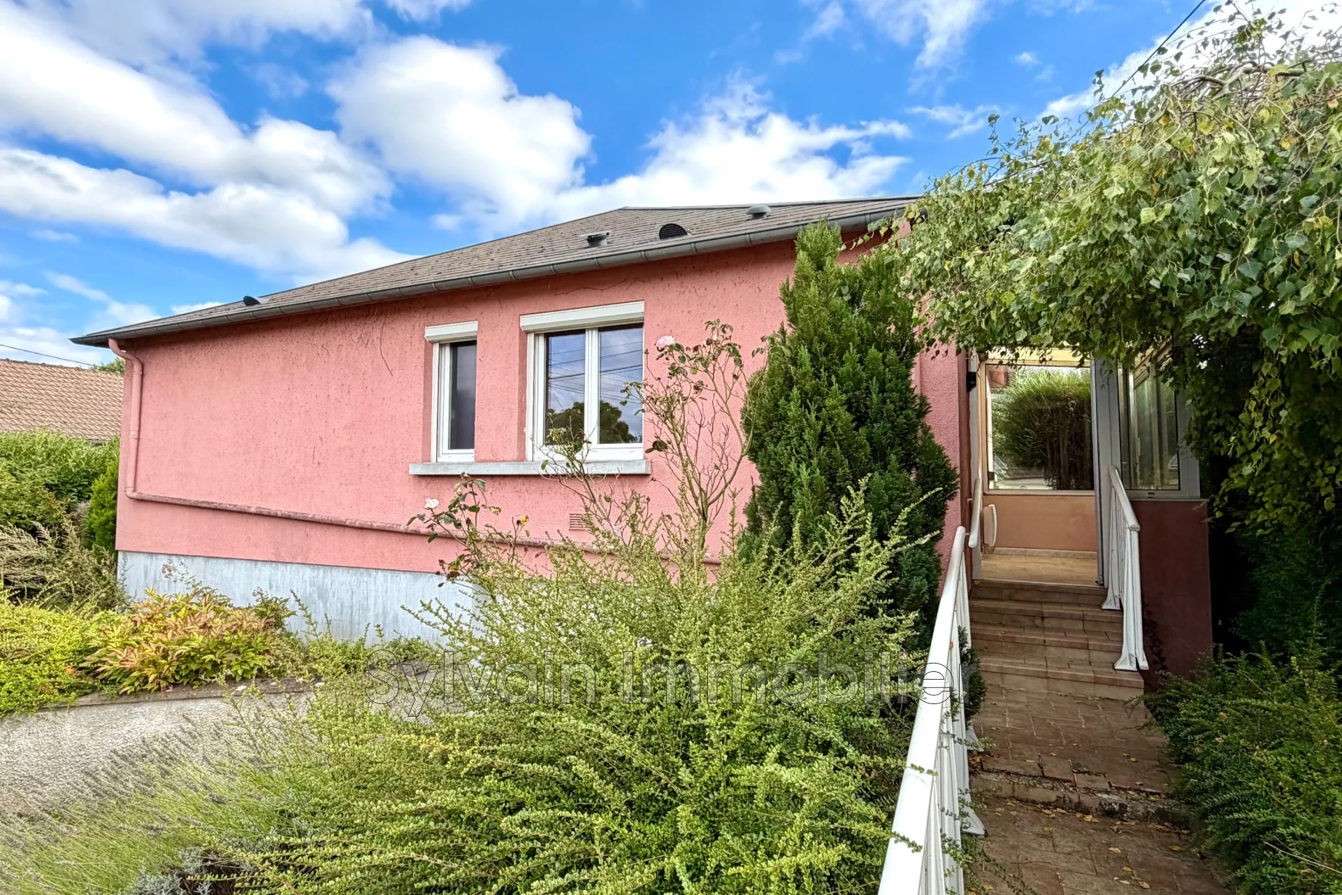 Maison de plain-pied à vendre à Saint-Just-en-Chaussée avec sous-sol et jardin