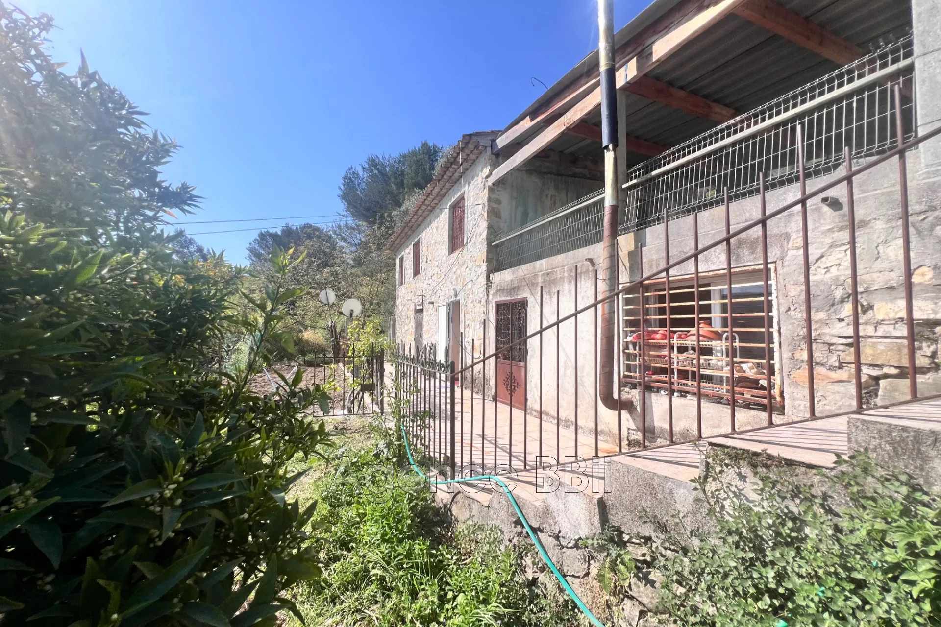 Maison en pierre à vendre à Cantaron avec 4 chambres, jardin et terrasse