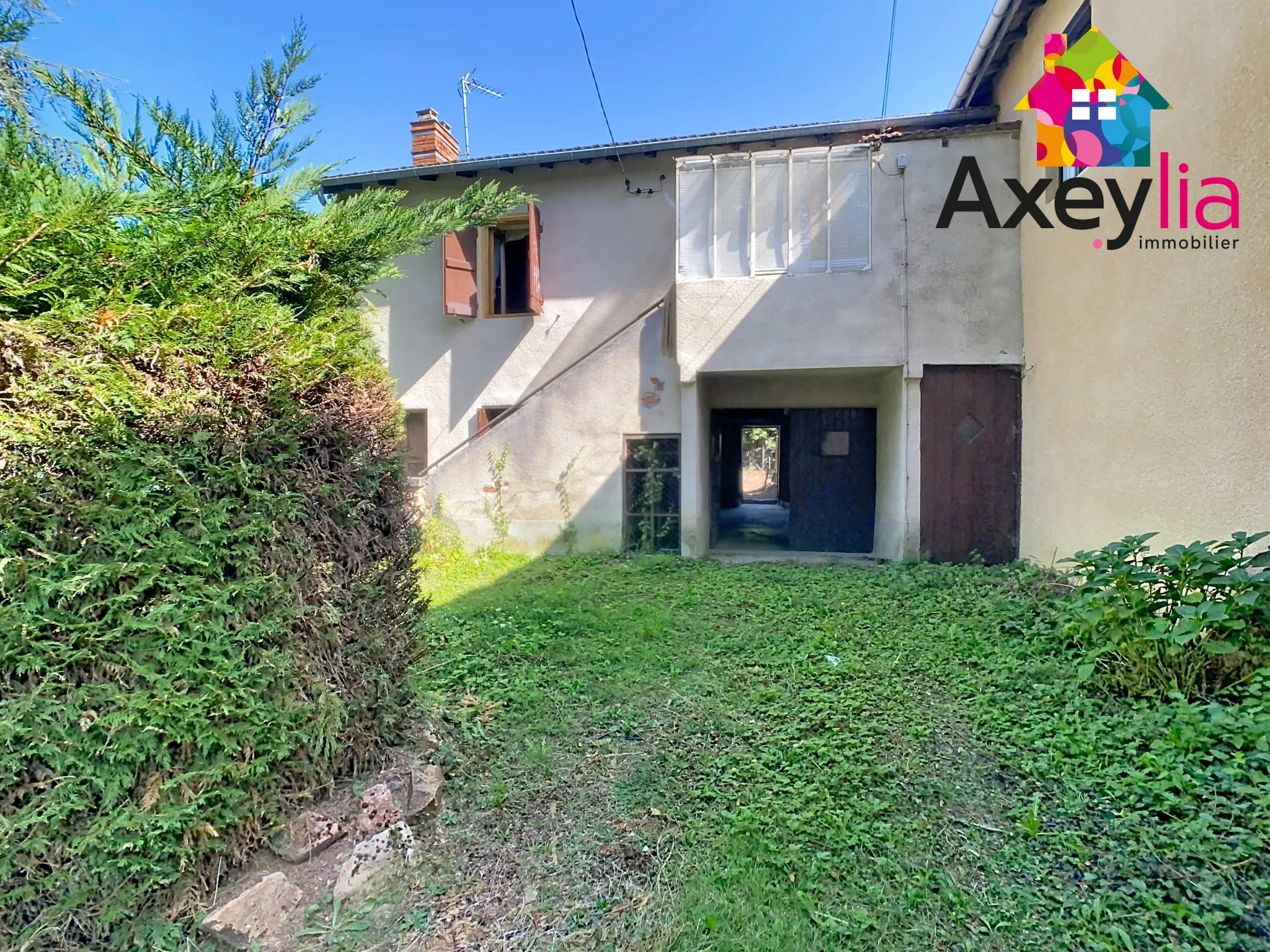 Maison à rénover de 95 m² à Saint-Romain-la-Motte sur terrain de 246 m²