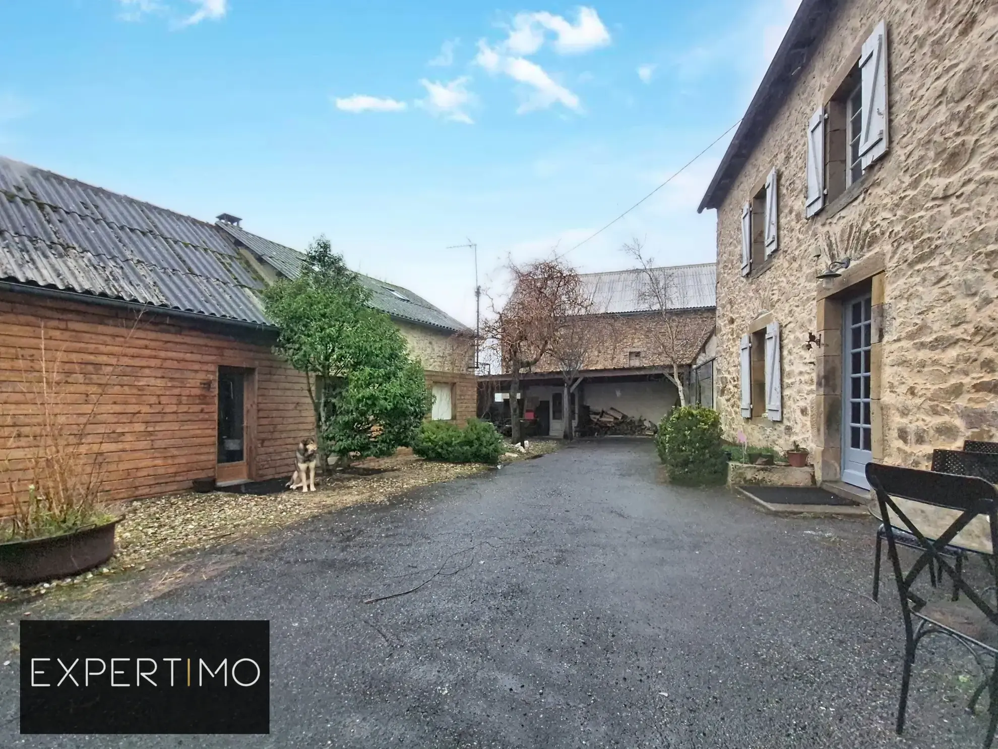 Maison de caractère avec dépendances dans un environnement naturel à Rullac