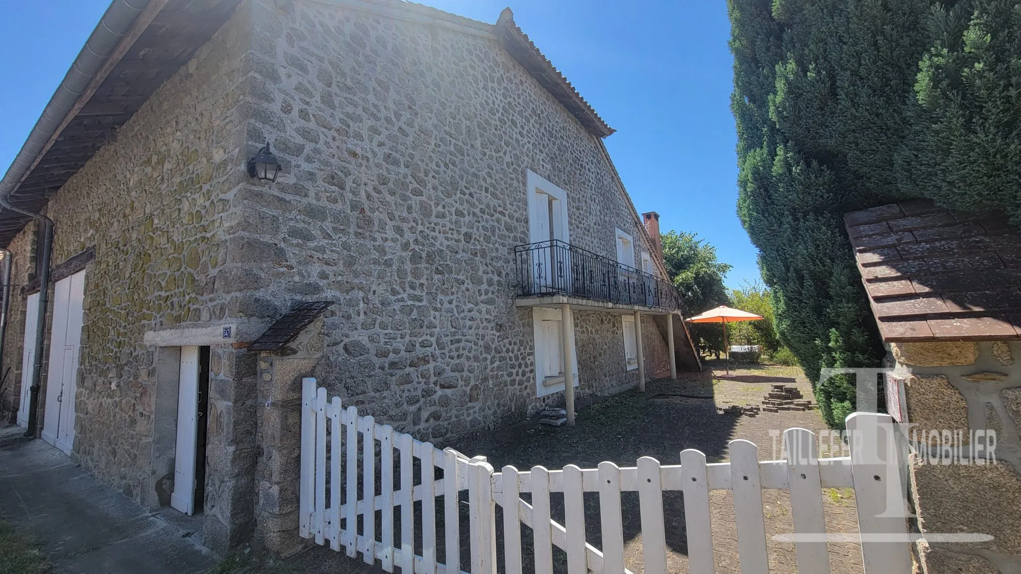 Charmante maison en pierre avec dépendances et vue dégagée au cœur du Périgord Vert