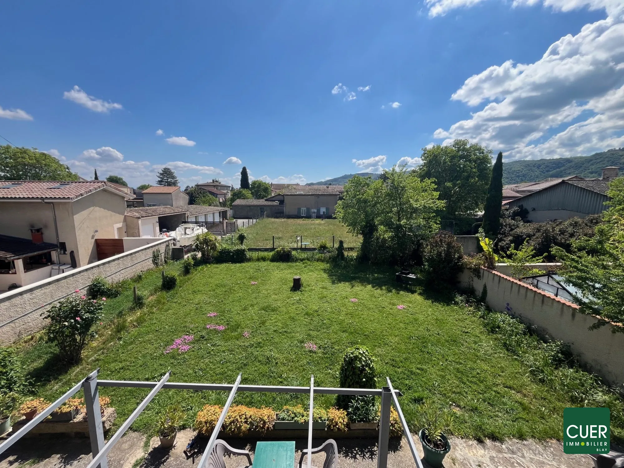 Immeuble à La Roche-de-Glun avec 2 logements, terrasse et potentiel de valorisation