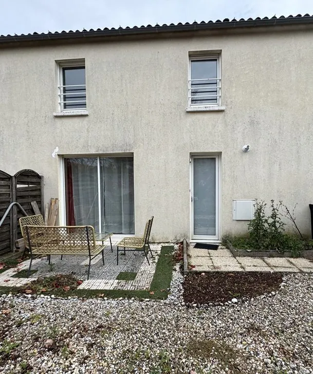 Maison en duplex à vendre à Saintes avec jardin et parking dans secteur recherché