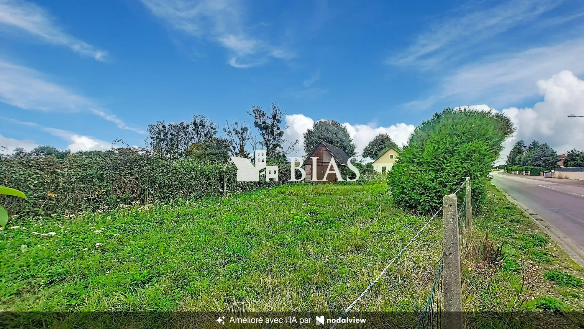 Terrain constructible de 600 m² au centre de Bourneville-Sainte-Croix avec garage et potentiel de construction