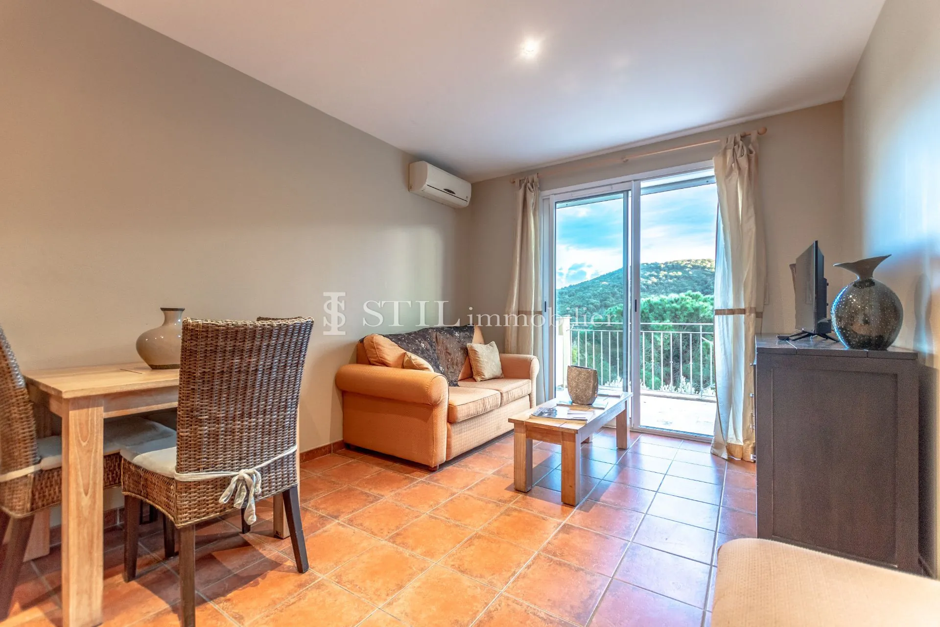 À vendre appartement 2 pièces à Sainte-Maxime avec terrasse et parking 