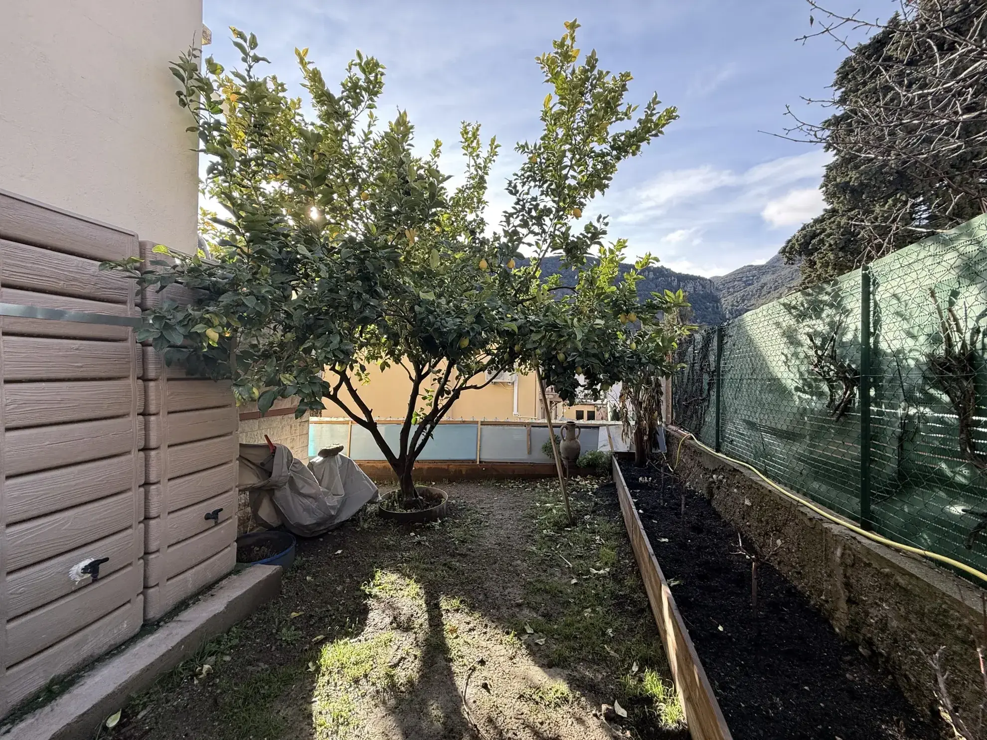 Maison 4 faces avec deux appartements indépendants, jardin et stationnements à Amélie-les-Bains