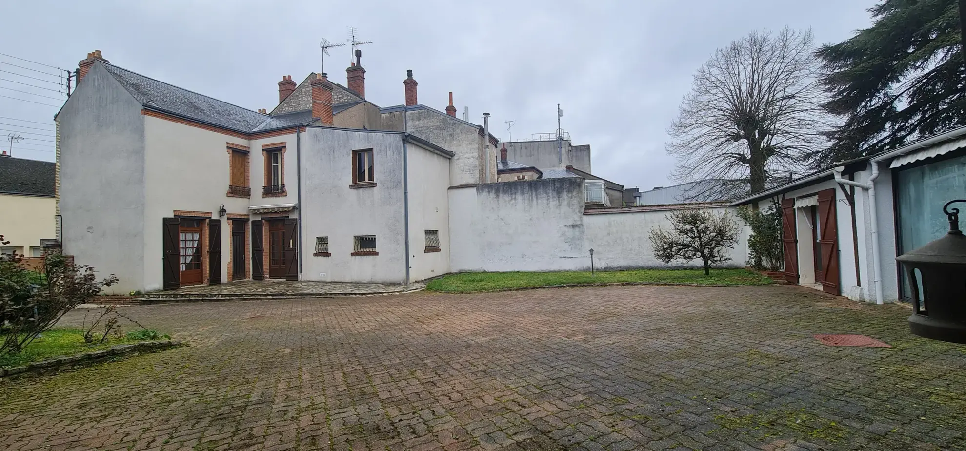 Maison de ville à Orléans avec dépendance, grand terrain de 608 m², potentiel à rénover 