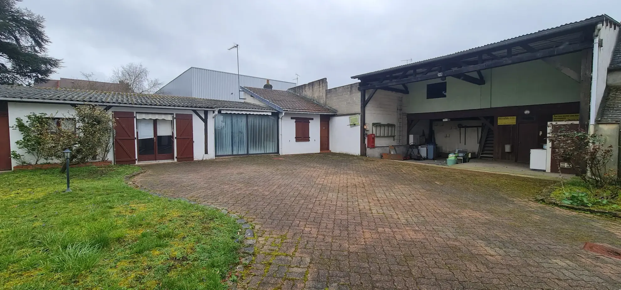 Maison de ville à Orléans avec dépendance, grand terrain de 608 m², potentiel à rénover 