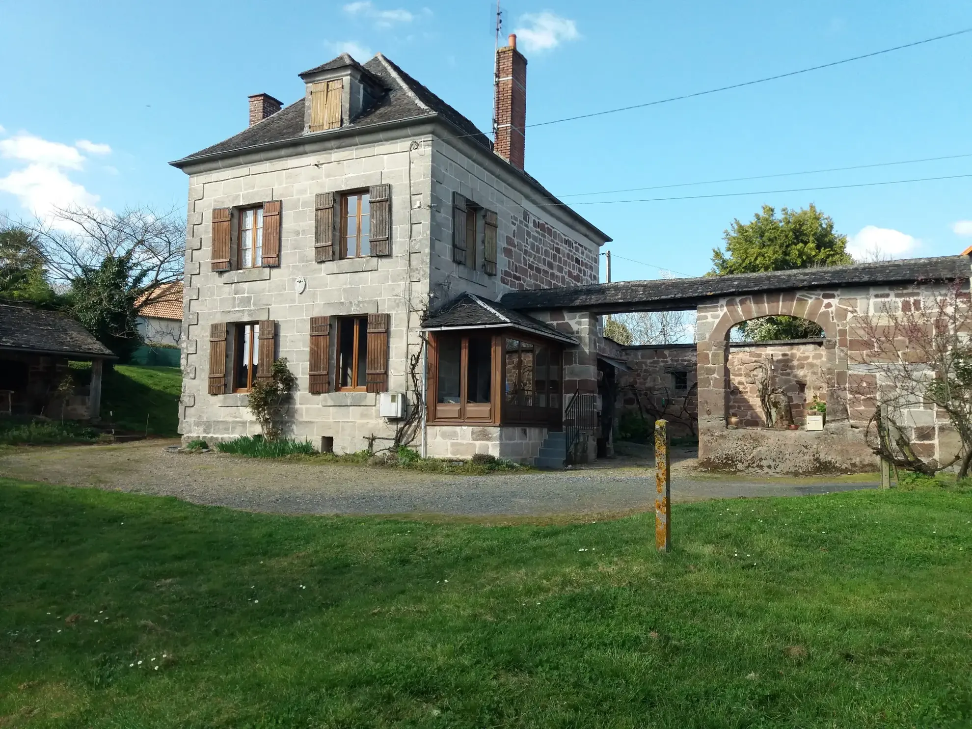 Belle maison rénovée avec vieille maison et terrains à vendre près d'Objat