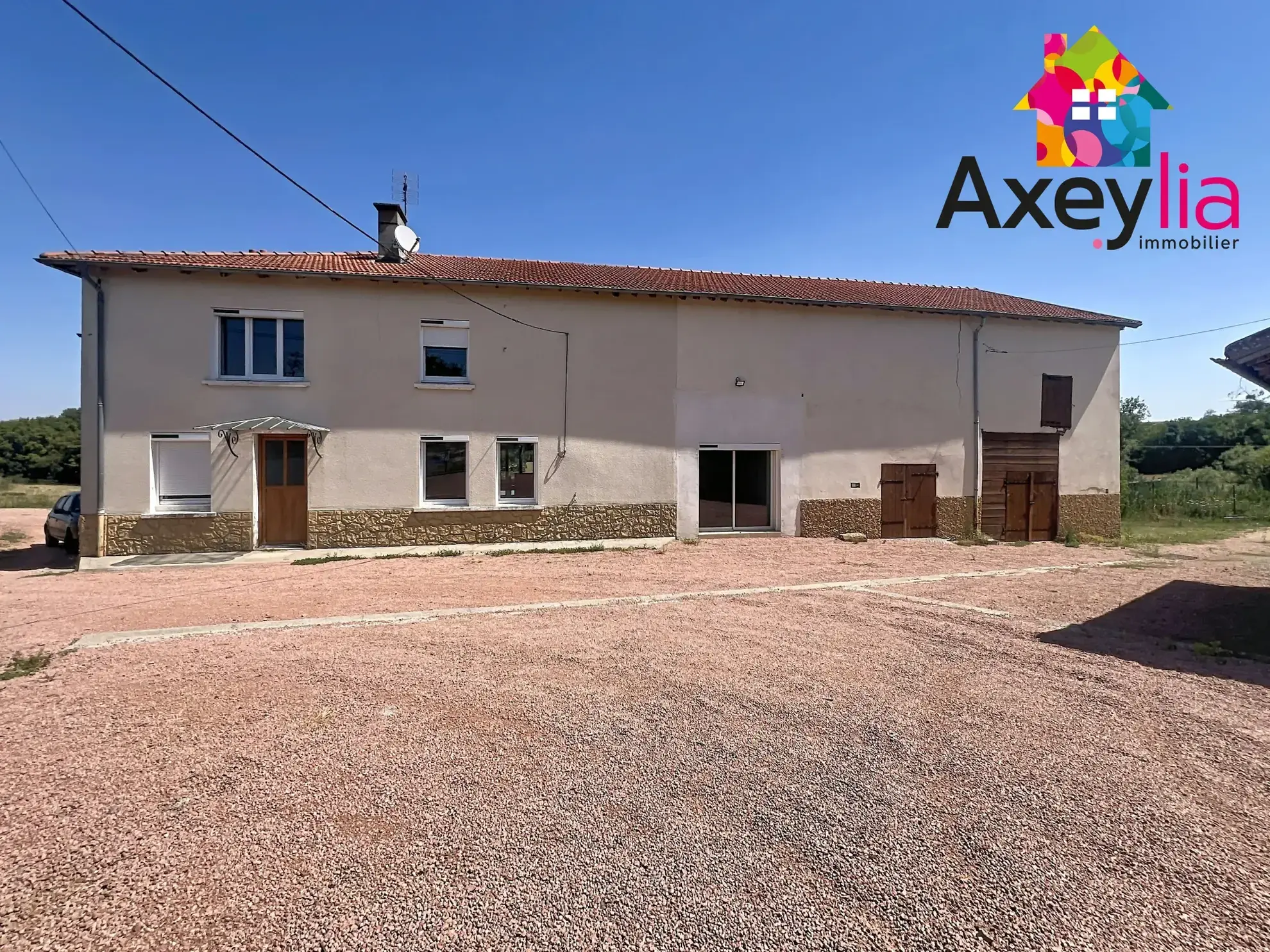 Longère authentique à vendre à Chenay-le-Chatel avec terrain arboré de 2453 m²