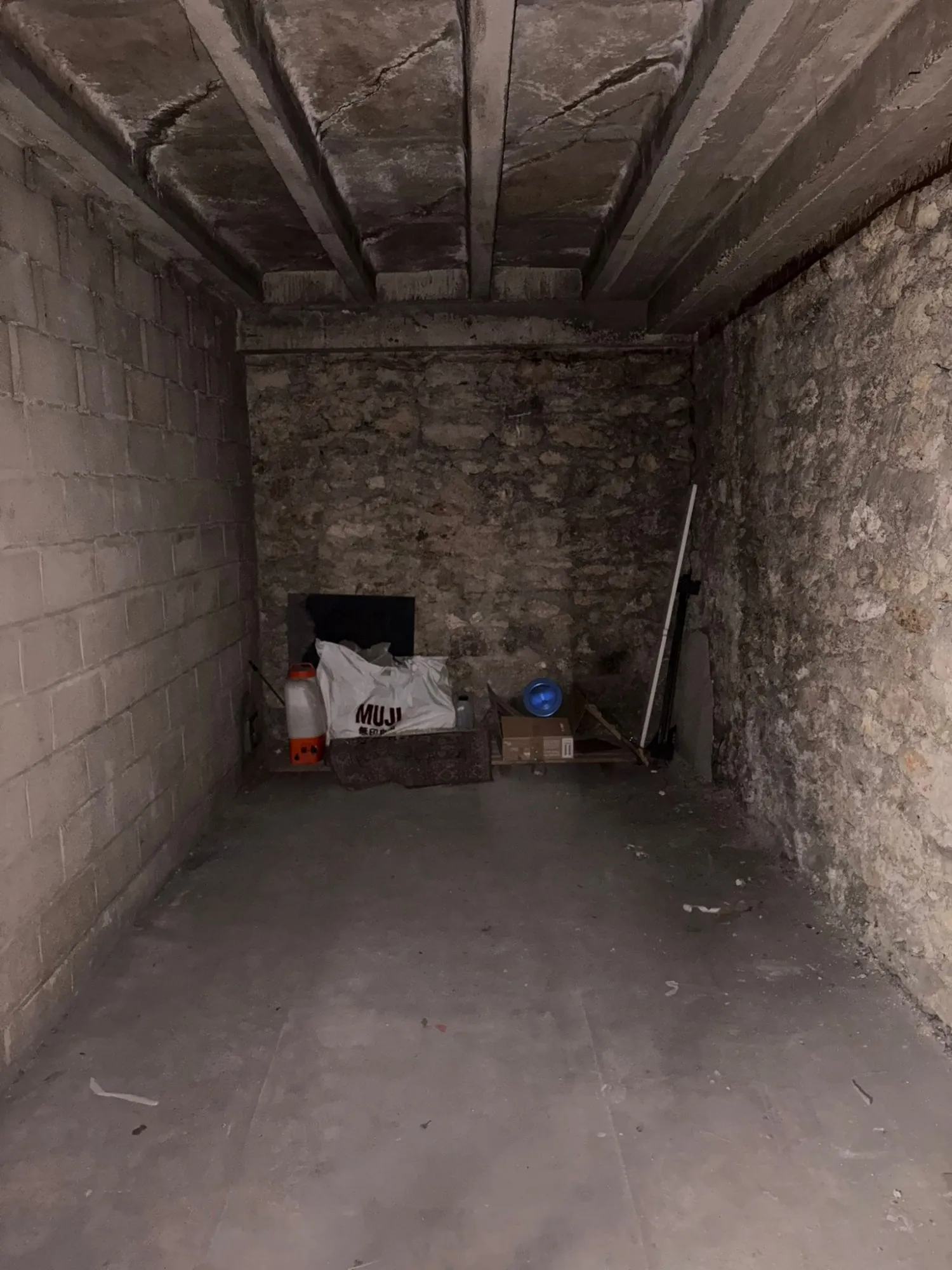 Box fermé 12 m² à Paris 18, emplacement idéal pour stationnement ou stockage