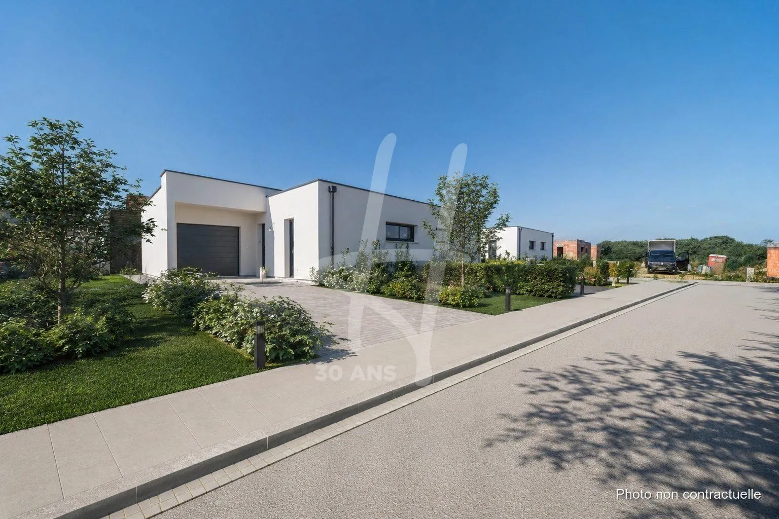 Maison moderne en plain-pied à Tromborn avec garage et jardin
