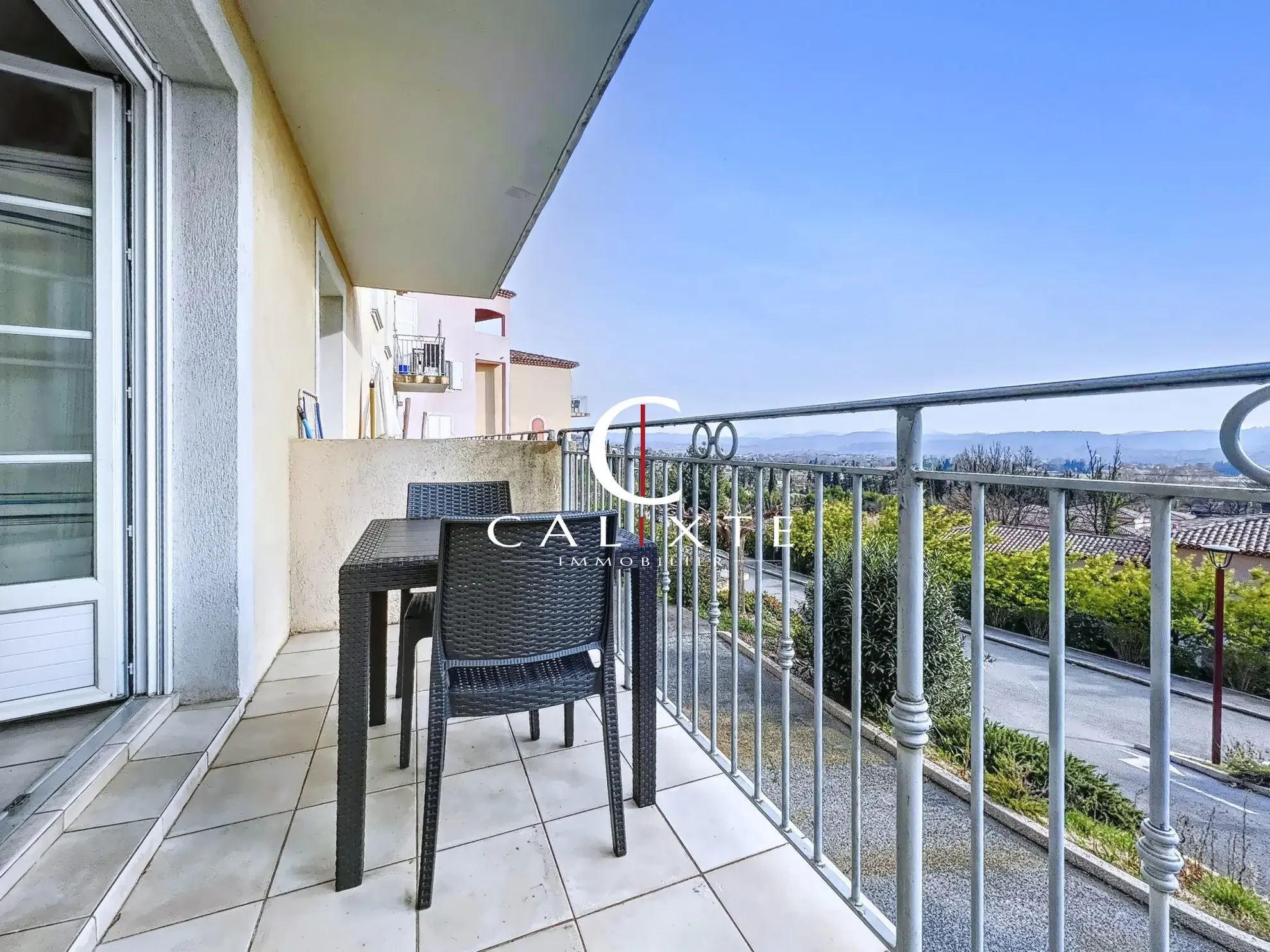Studio meublé avec terrasse, piscine, vue dégagée à Callian