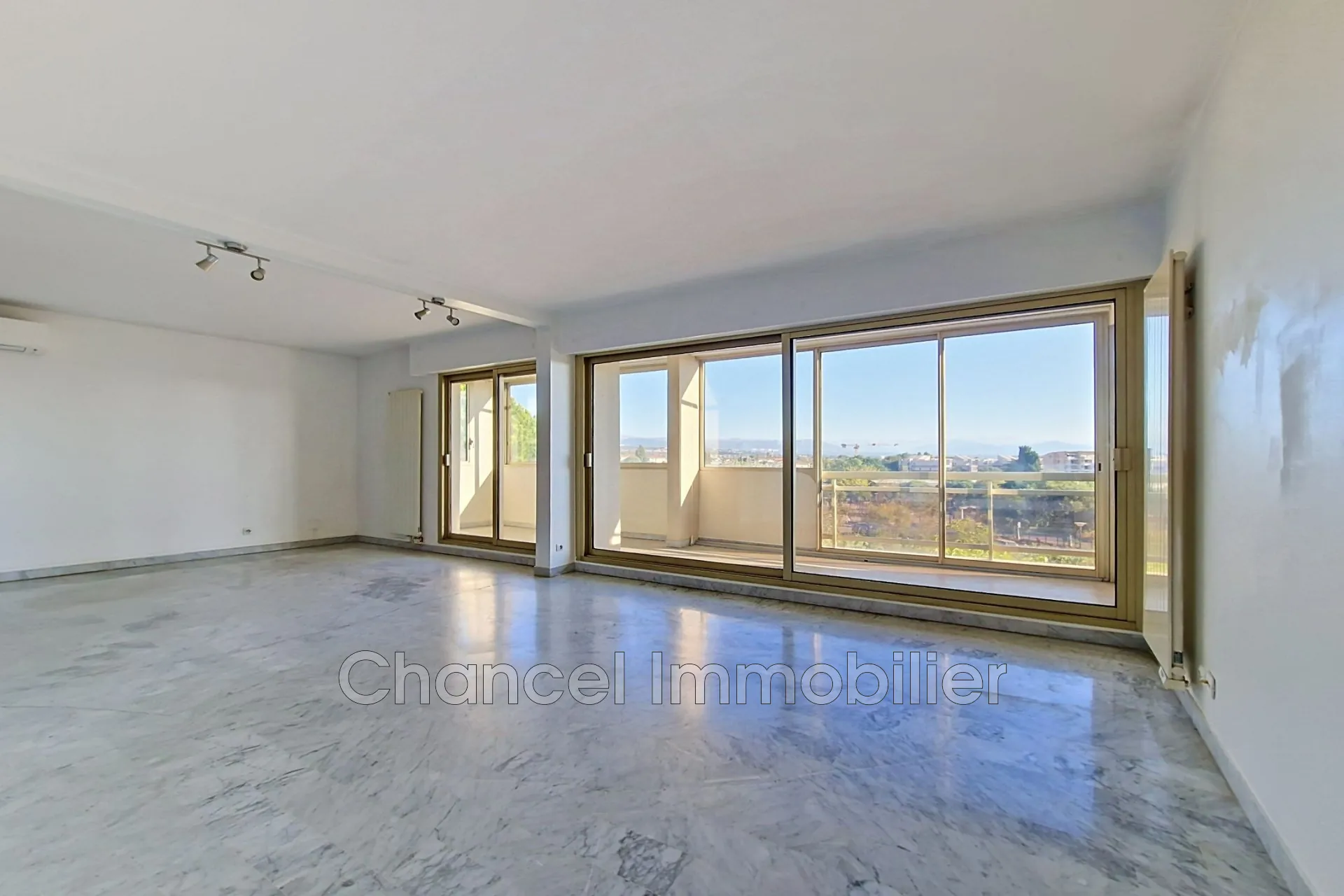 A vendre appartement 2 pièces à Antibes avec piscine et tennis - 59 m²