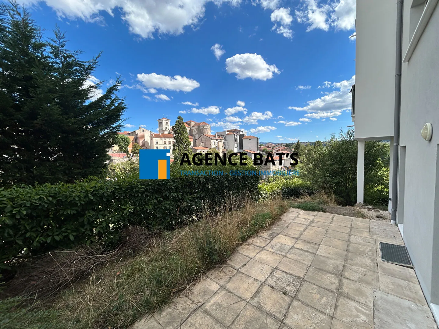 Appartement T2 à Saint-Genest-Lerpt avec terrasse, cave et garage