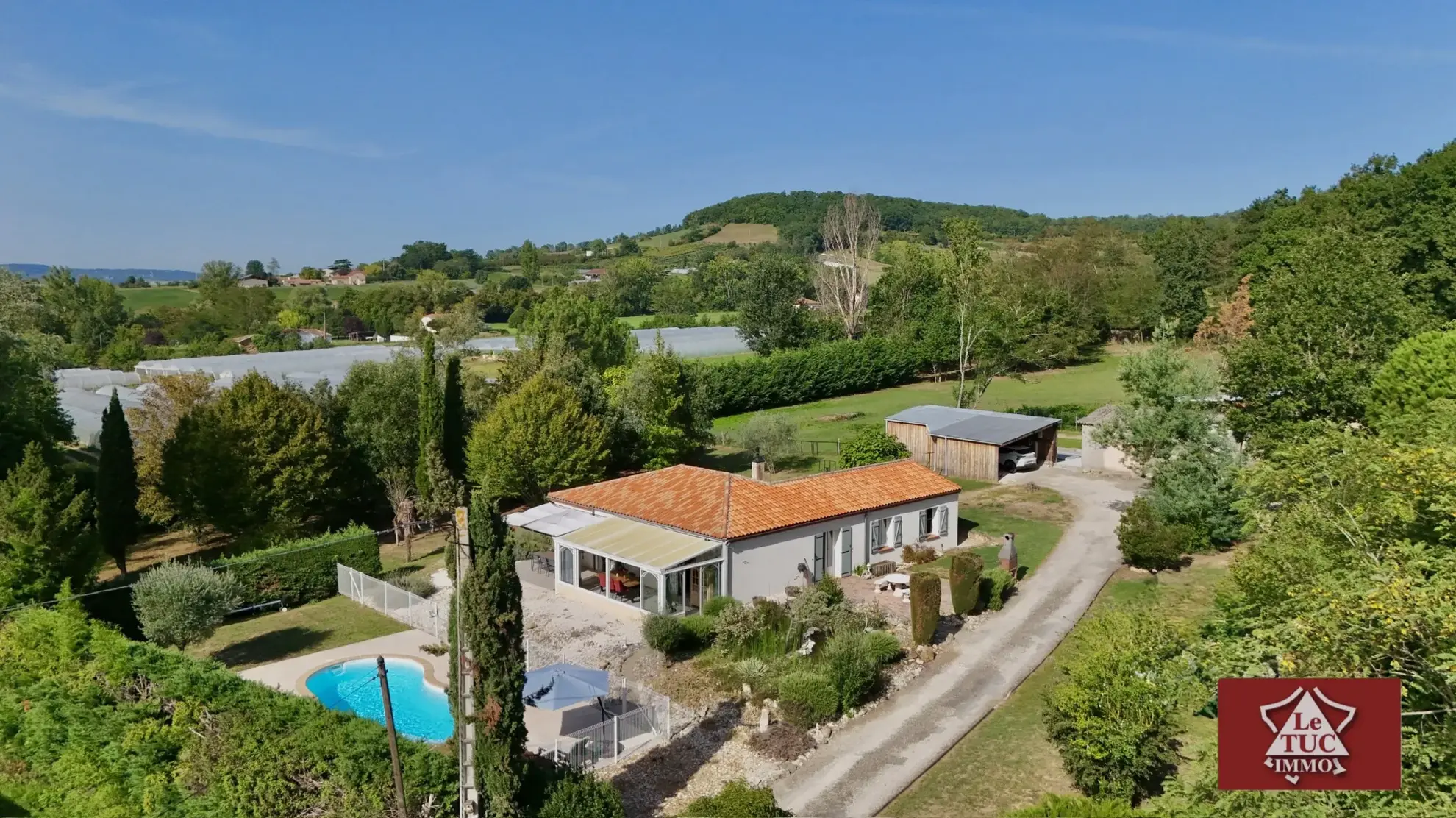 Maison de plain-pied avec piscine chauffée et installations équestres à Saint-Sylvestre-sur-Lot