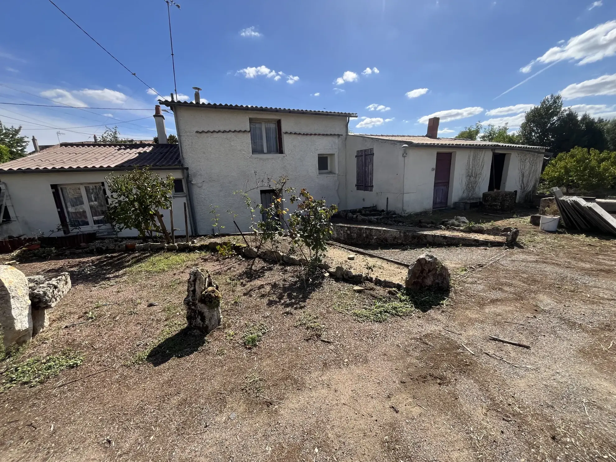Maison ancienne à rénover de 80 m² à Saint Varent avec terrain de 1581 m²