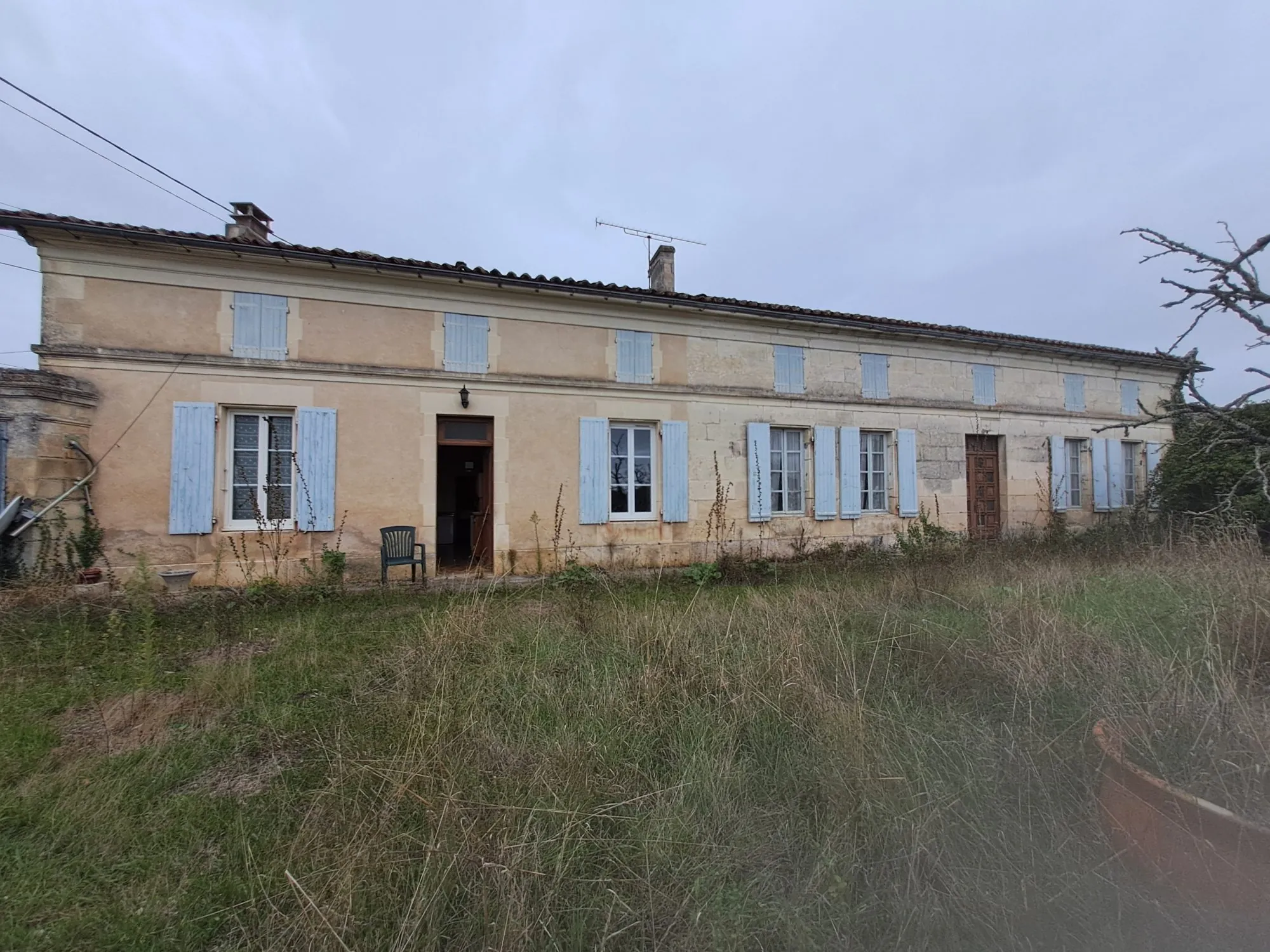 Façade existante Maison charentaise à rénover à Chérac avec dépendances et grand terrain