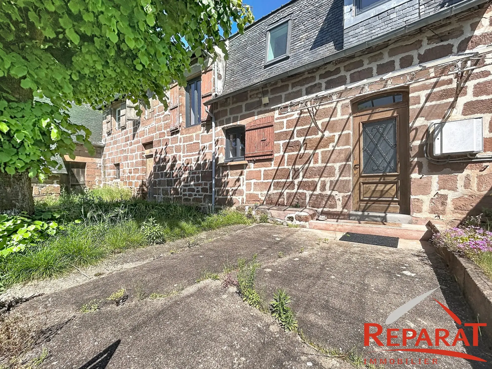 Maison en pierre de 100 m² à Ussac avec jardin et potentiel de rénovation