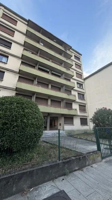 Appartement à rénover en dernier étage avec vue panoramique à Grenoble